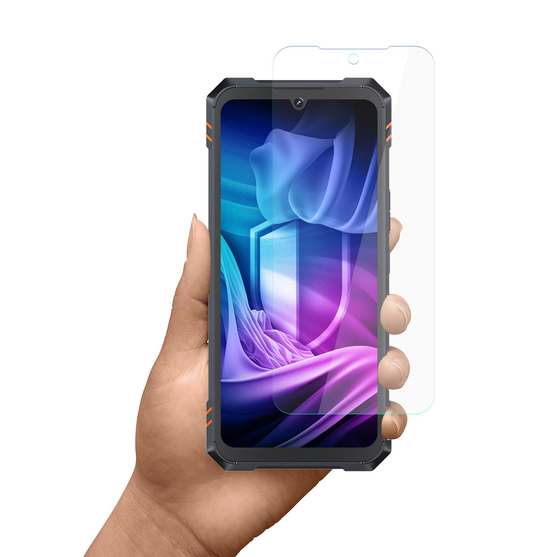 Ręka trzymająca smartfon z ochraniaczem ekranu. Telefon jest czarny i pomarańczowy, z niebieskim, fioletowym ekranem.