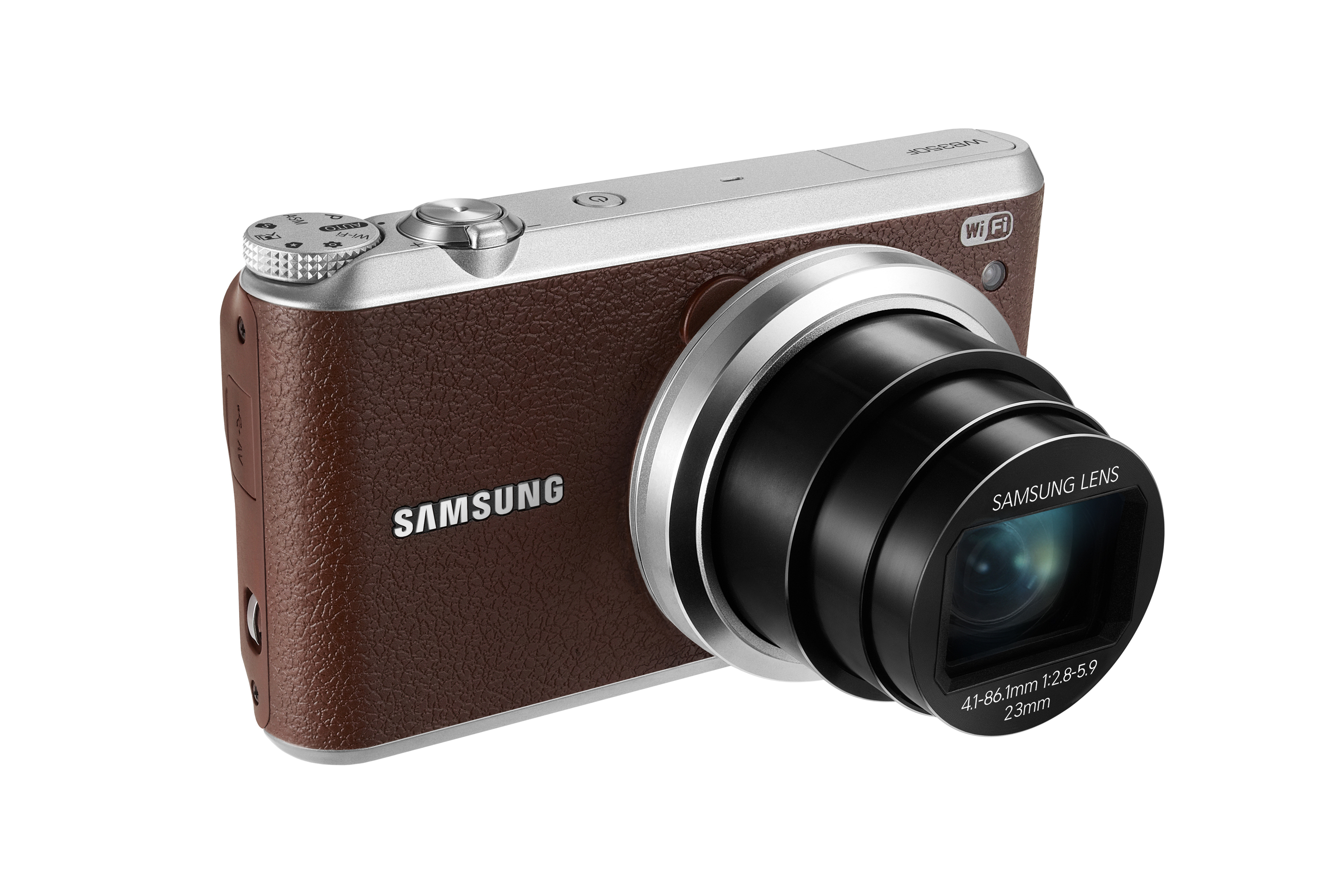 Een digitale Samsung-camera met een bruine lederen grip en een zwarte lens. De camera heeft een zilveren bovenkant.