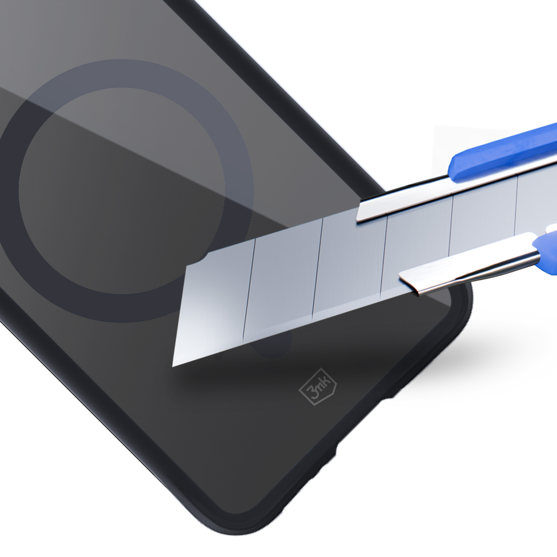Uno schermo del telefono viene tagliato con un taglierino. Il telefono ha un design circolare. Il coltello è blu e argento.