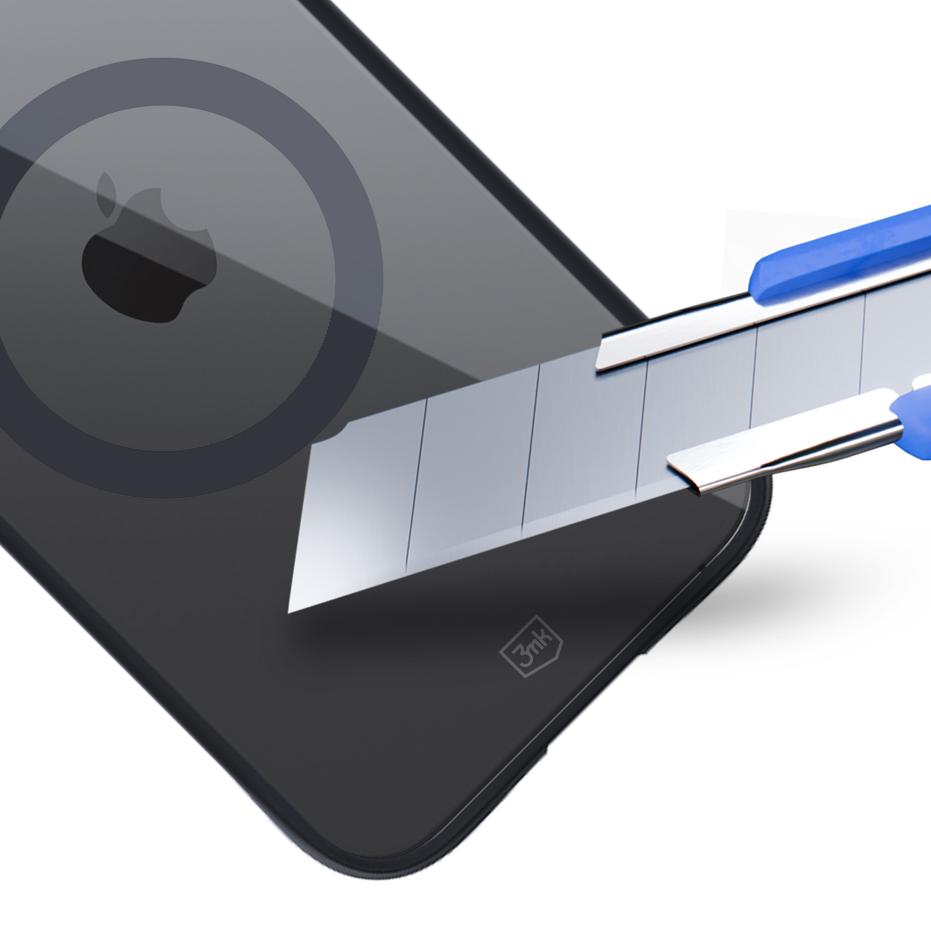 Un telefono con il logo Apple viene tagliato con un rasoio. Il rasoio è blu e argento.
