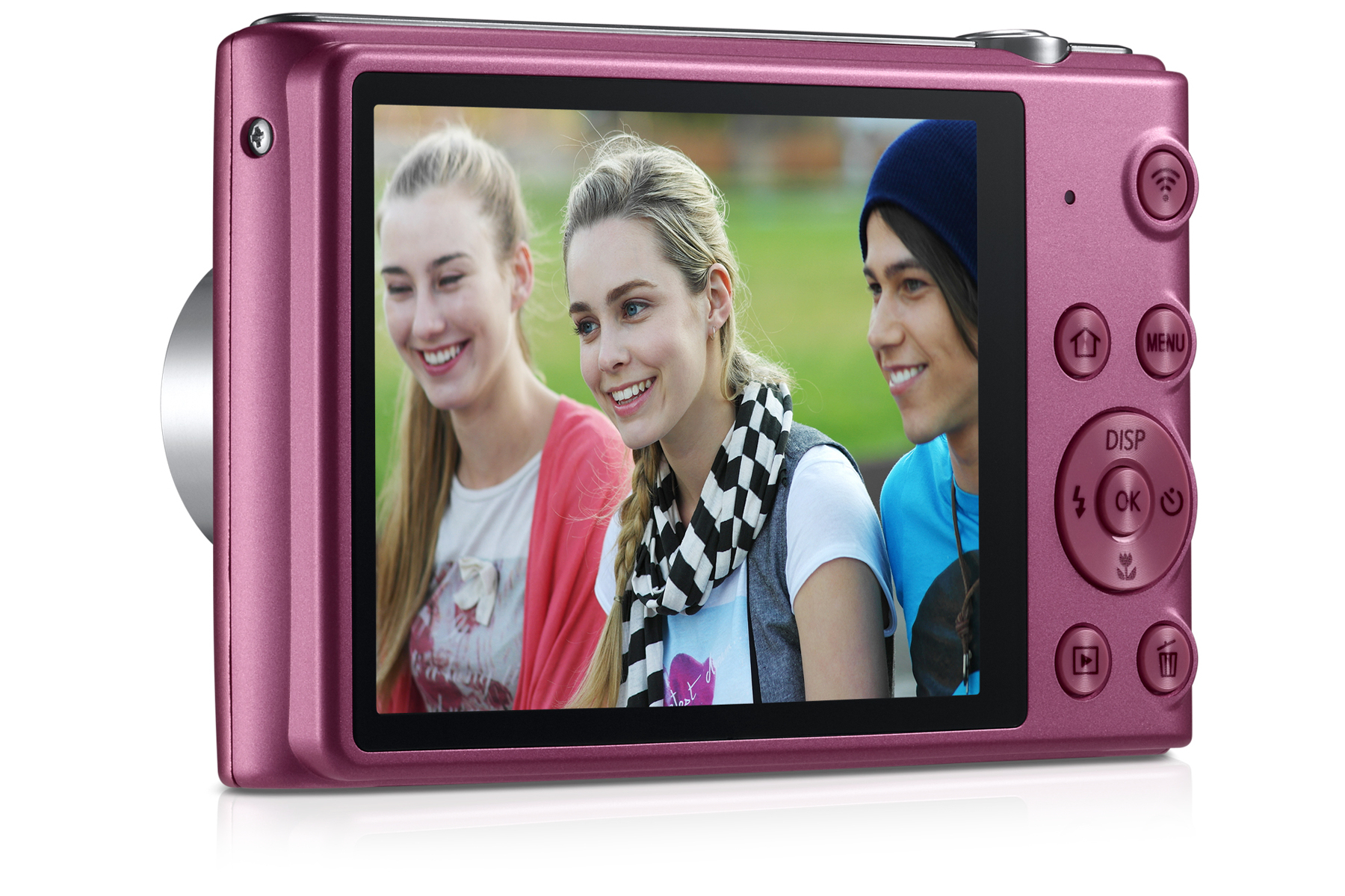 Fotocamera rosa che mostra tre persone sorridenti. Uno indossa un berretto blu, un altro una sciarpa in bianco e nero.