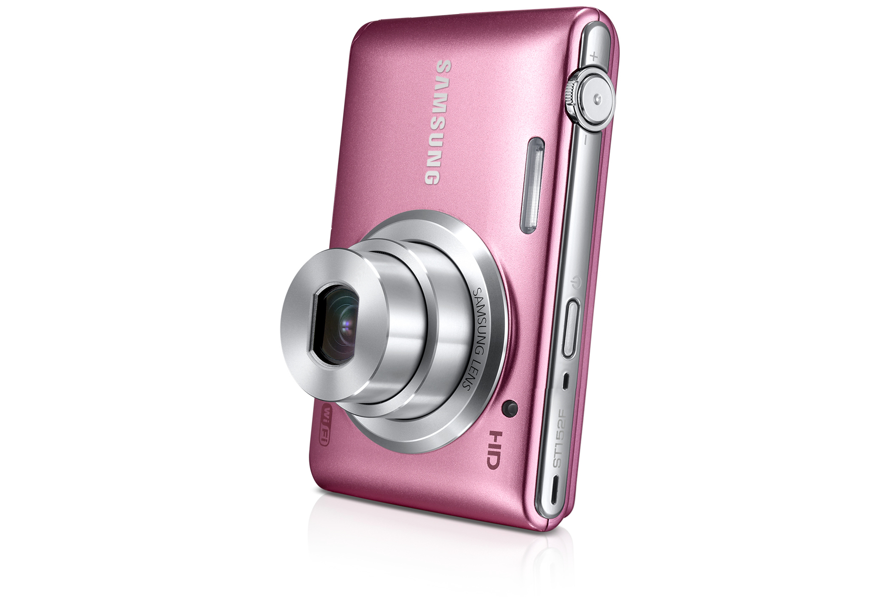 Una fotocamera digitale Samsung rosa, obiettivo argentato, pulsanti e logo Wi-Fi. La fotocamera è su sfondo bianco, con riflesso.