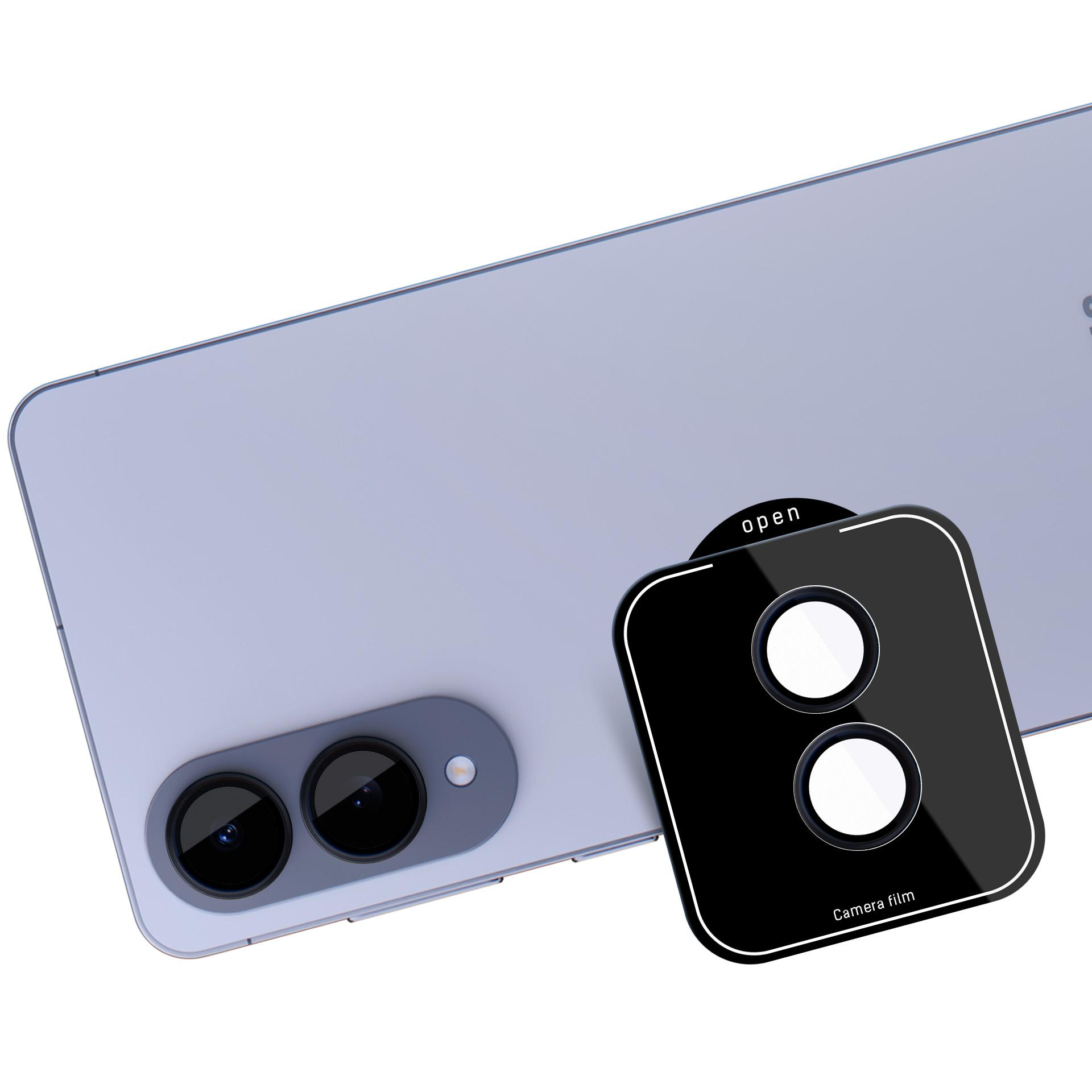Retro di un telefono con lenti della fotocamera. Una pellicola per fotocamera è posizionata sopra le lenti. La pellicola è nera con cerchi bianchi.