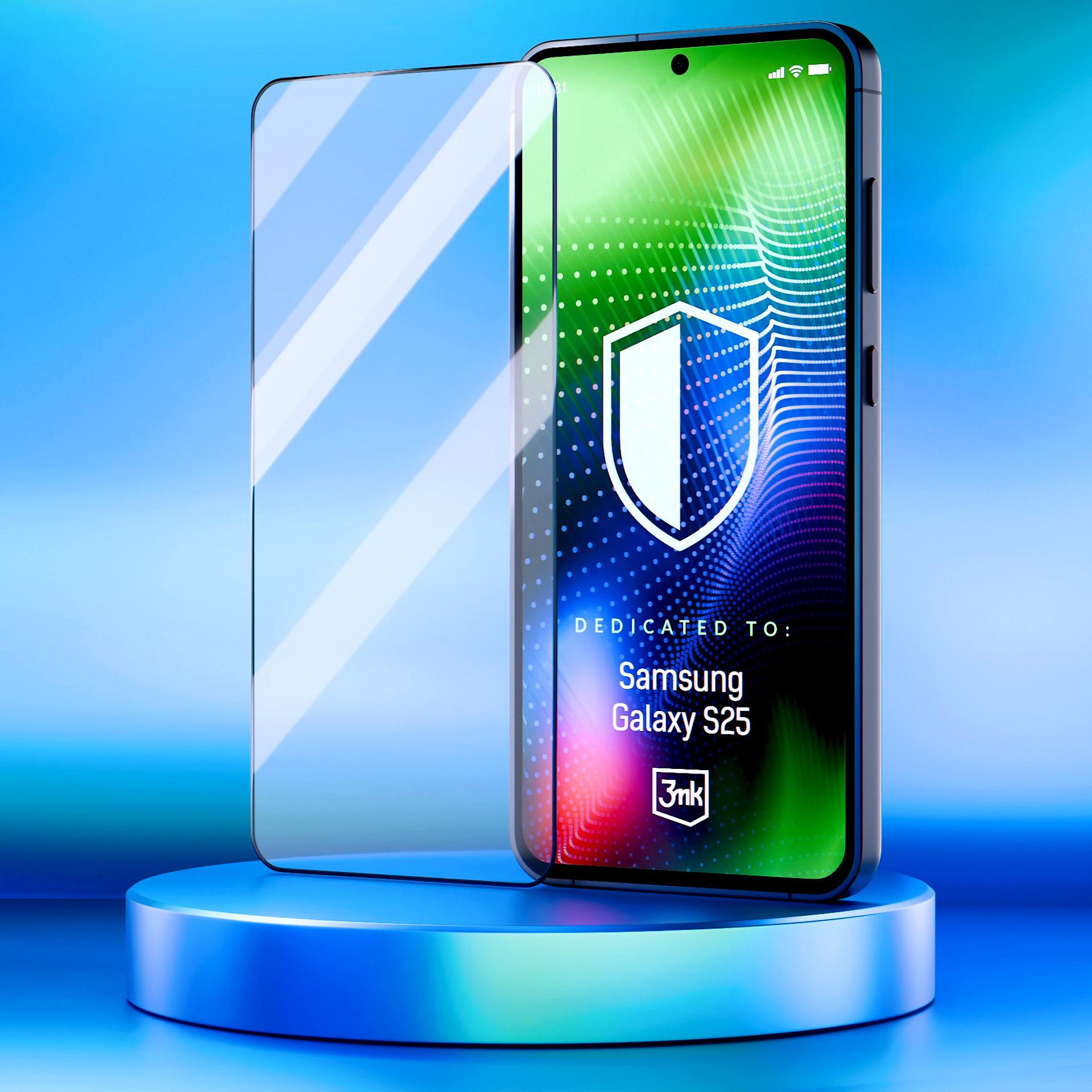 Un telefono con protezione schermo su un supporto blu. Lo schermo mostra uno scudo. Dedicato a Samsung Galaxy S25.