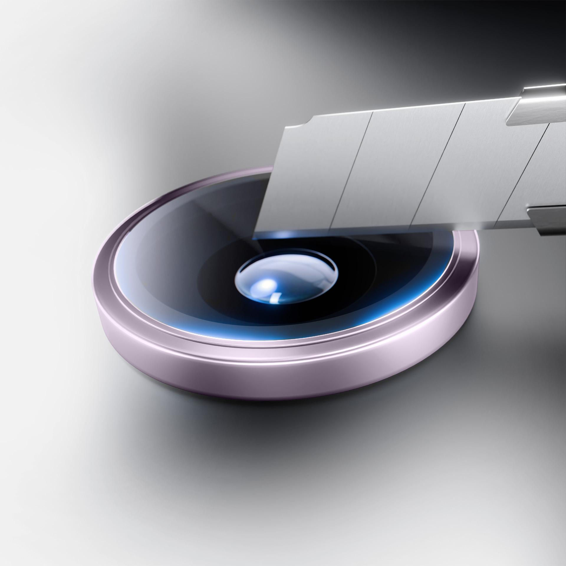 Zbliżenie obiektywu aparatu z częściowo włożonym ostrzem noża, na gradientowym tle.