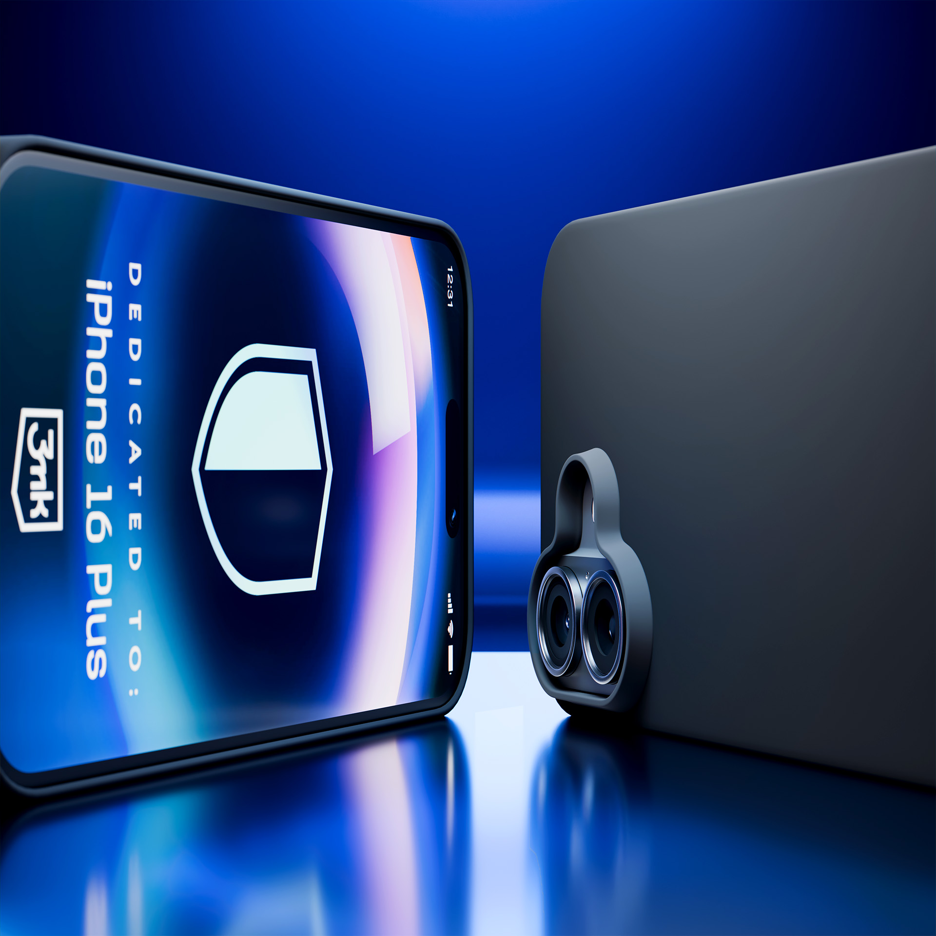 Un iPhone 16 Plus con logo a scudo sullo schermo e modulo fotocamera a doppia lente. Sfondo blu.
