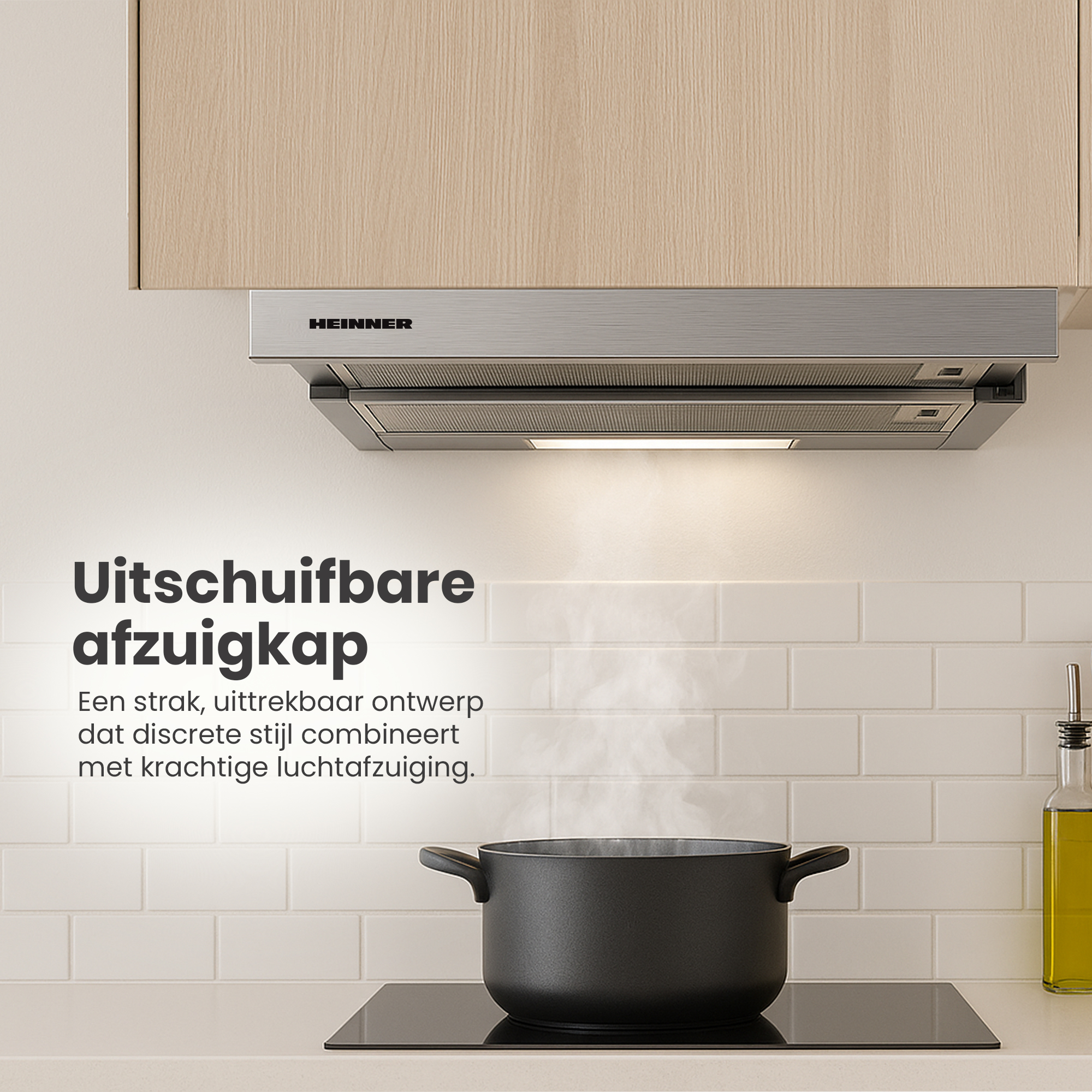 Een keuken met een afzuigkap, een pan op een kookplaat en een oliefles. De kap bevindt zich boven de kookplaat.