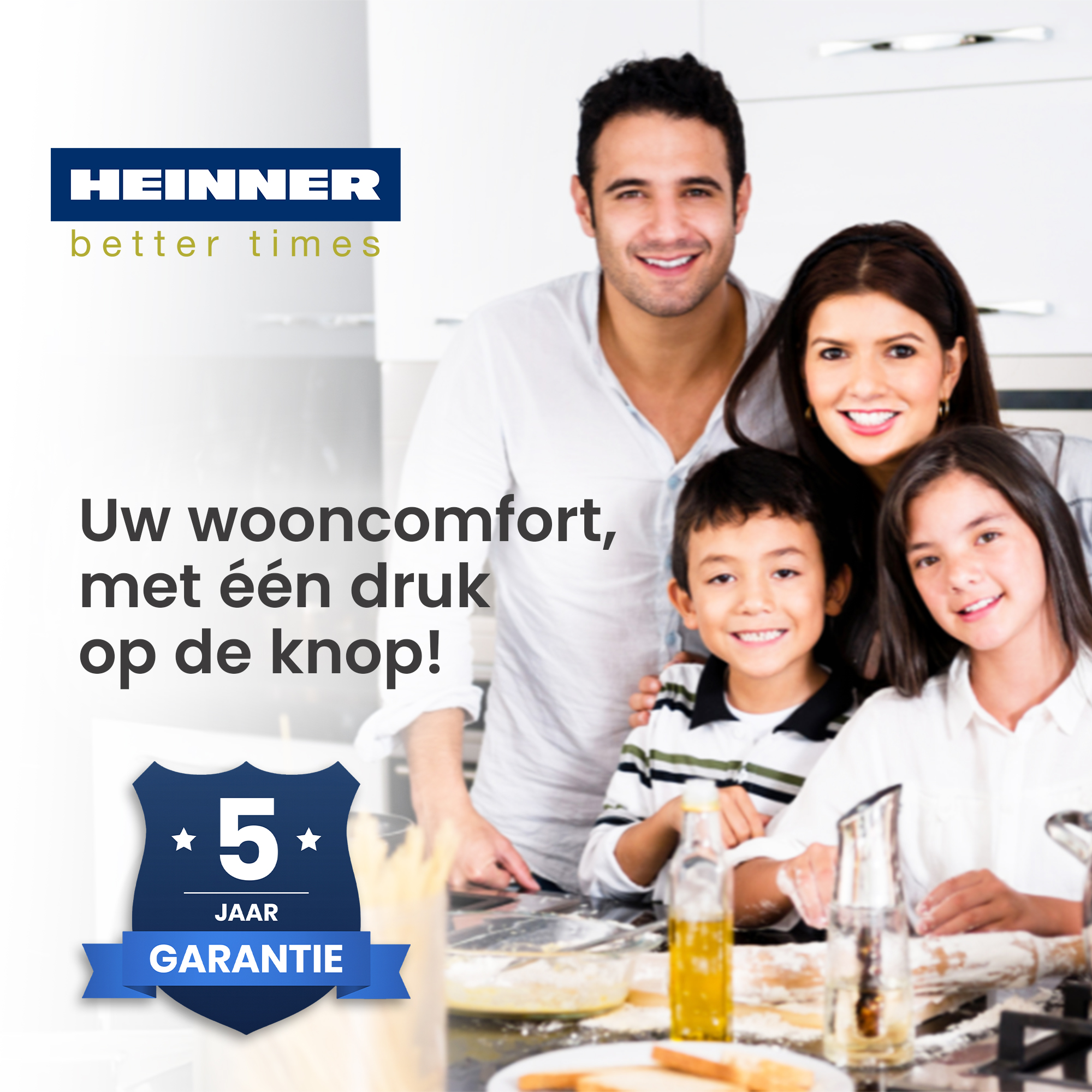 Vierkoppige familie lacht in een keuken. Logo en tekst bovenaan en een garantiebadge van 5 jaar onderaan.