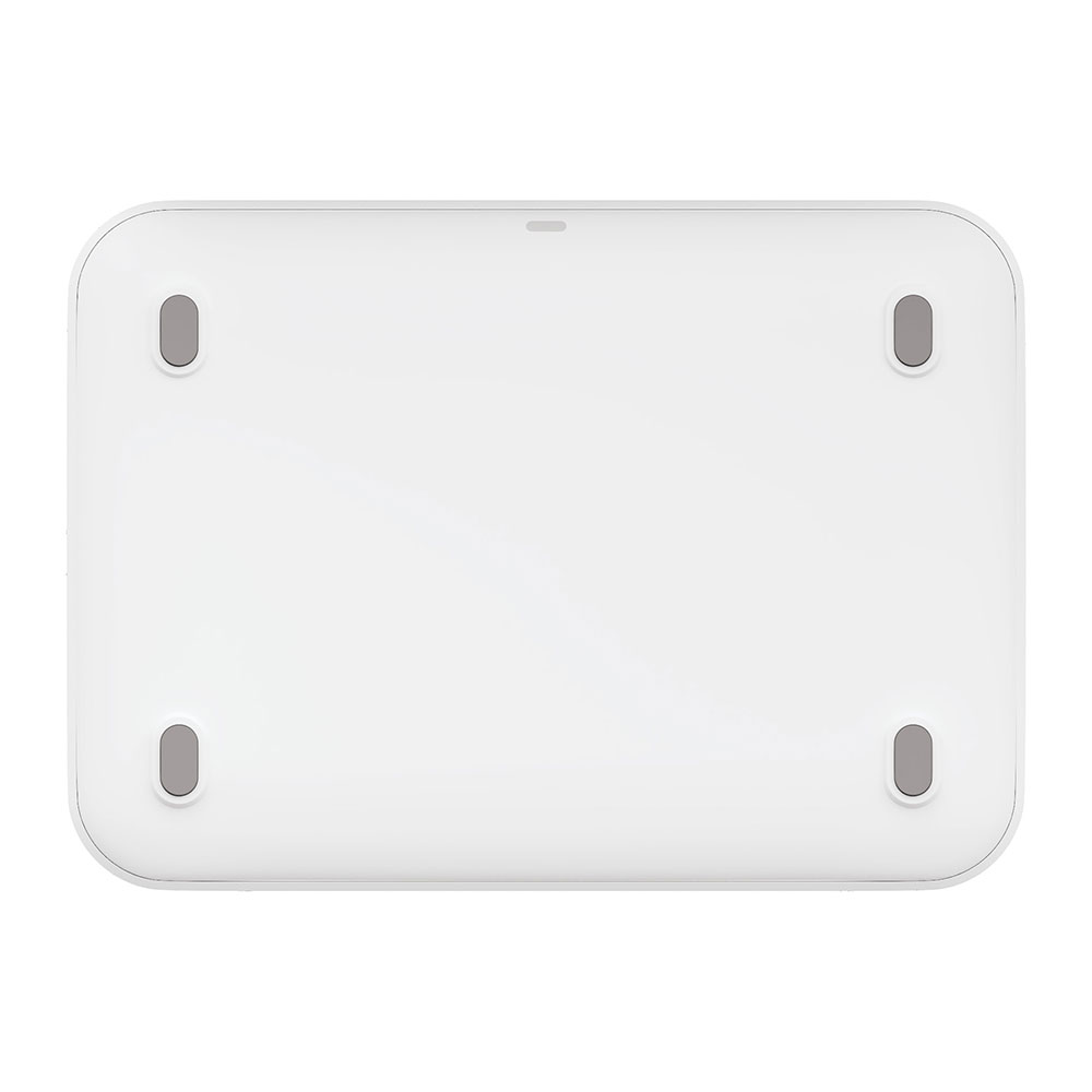 Białe prostokątne urządzenie z zaokrąglonymi rogami. Ma cztery szare gumowe nóżki i małe wcięcie na górnej krawędzi.