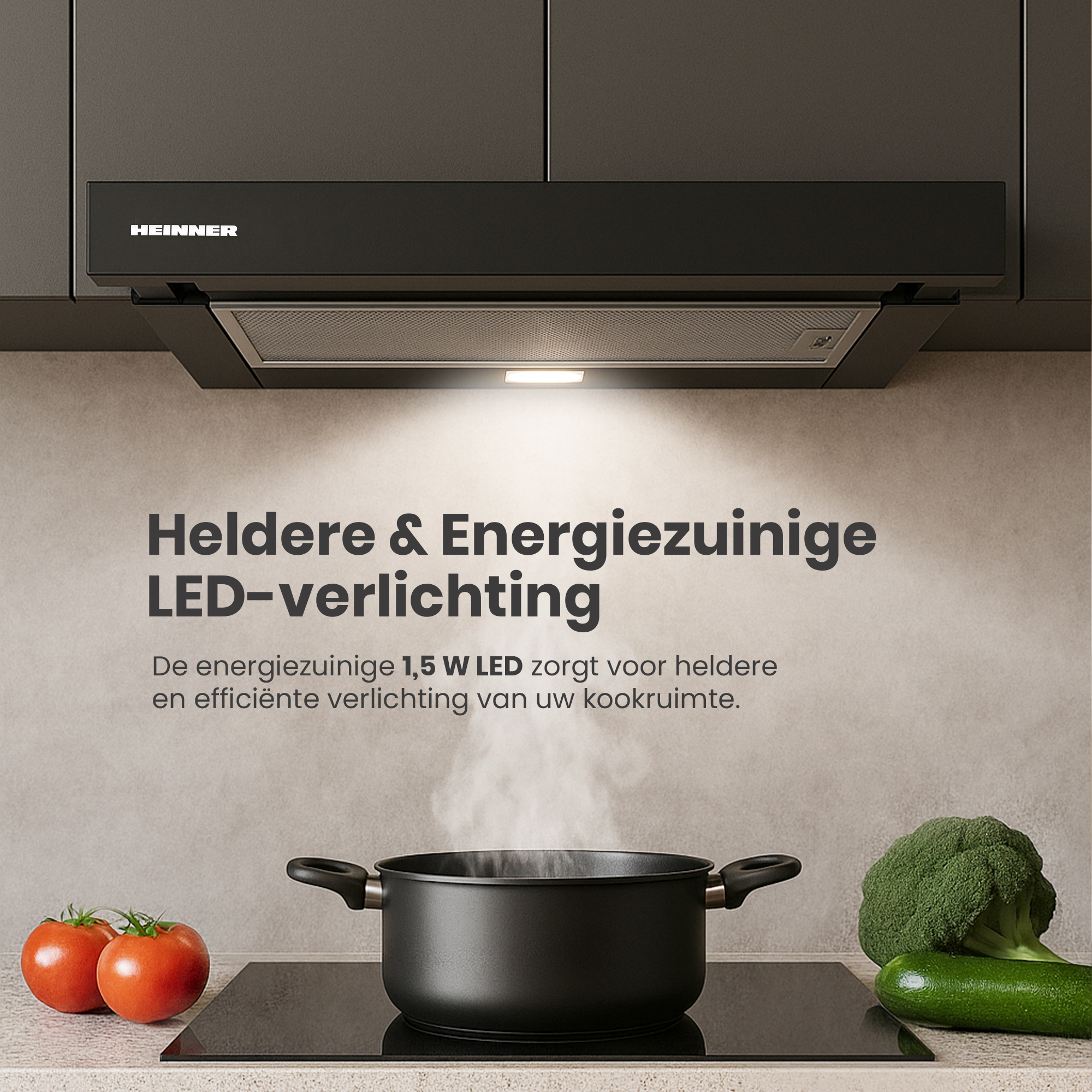 Keuken met zwarte afzuigkap, pot met stoom, tomaten en groenten op een zwart fornuis.