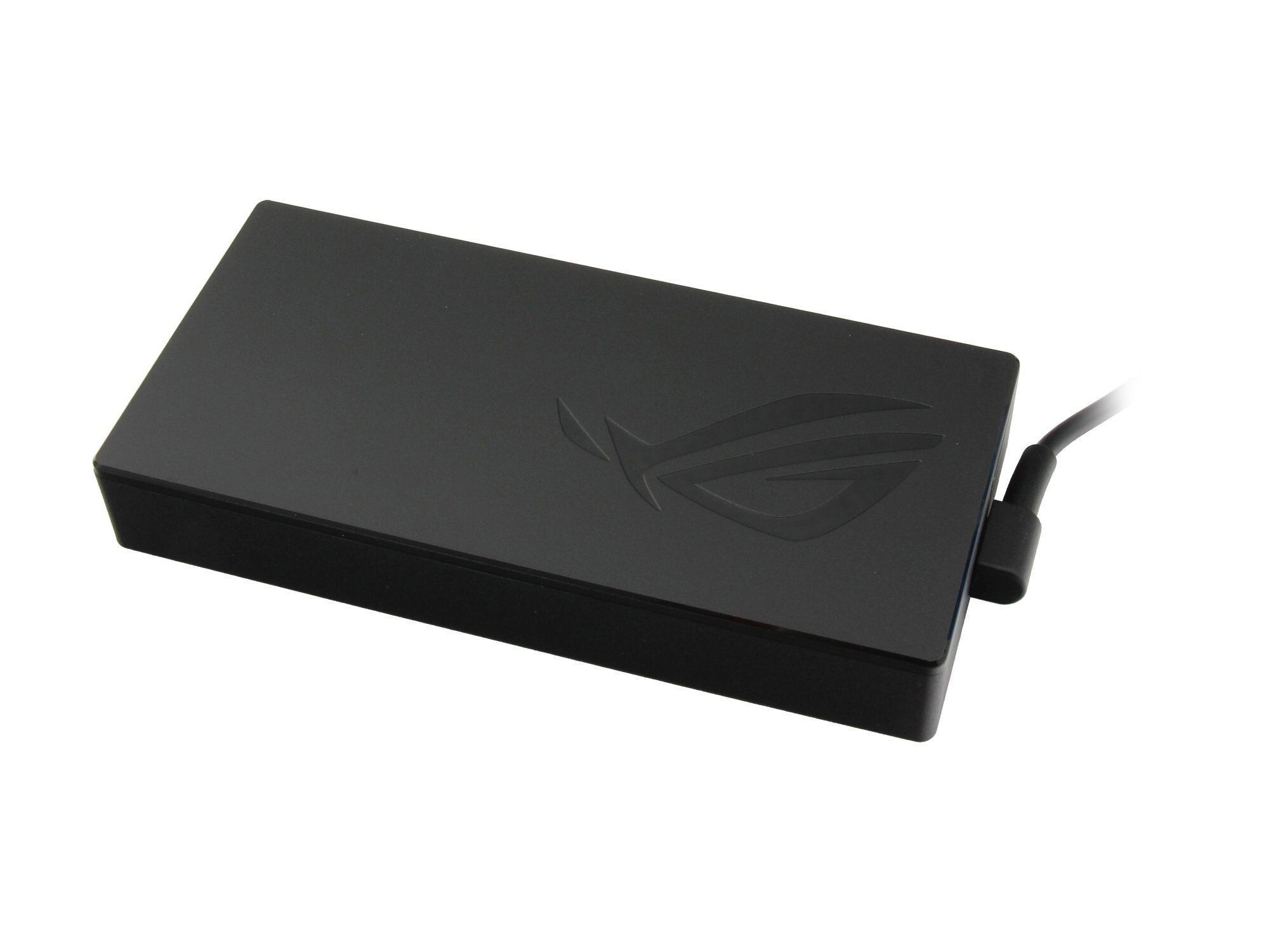 Ein schwarzes rechteckiges Netzteil mit dem ROG-Logo auf weißem Hintergrund. Ein schwarzes Kabel geht vom Adapter aus.