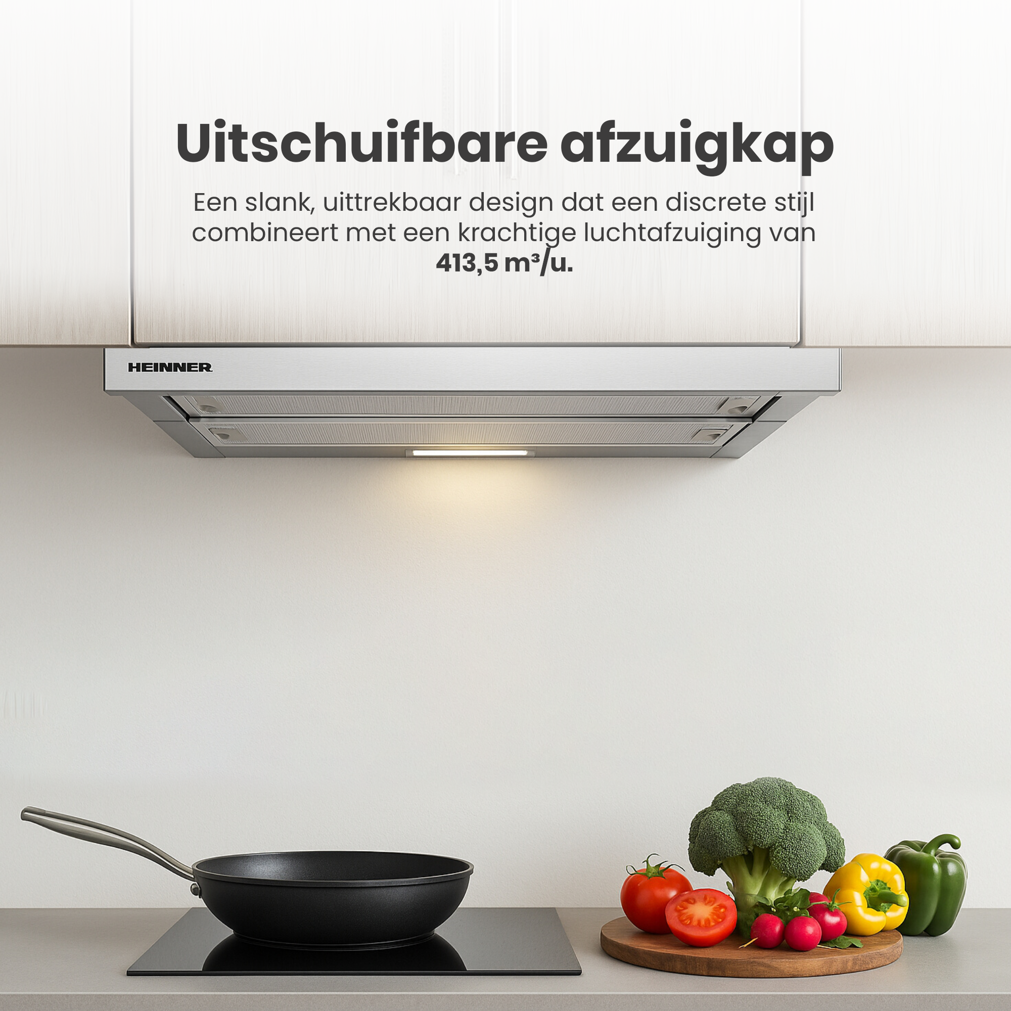 Eine Küchenszene mit Dunstabzugshaube, Pfanne und Gemüse auf einem Holzbrett. Die Haube ist silber.
