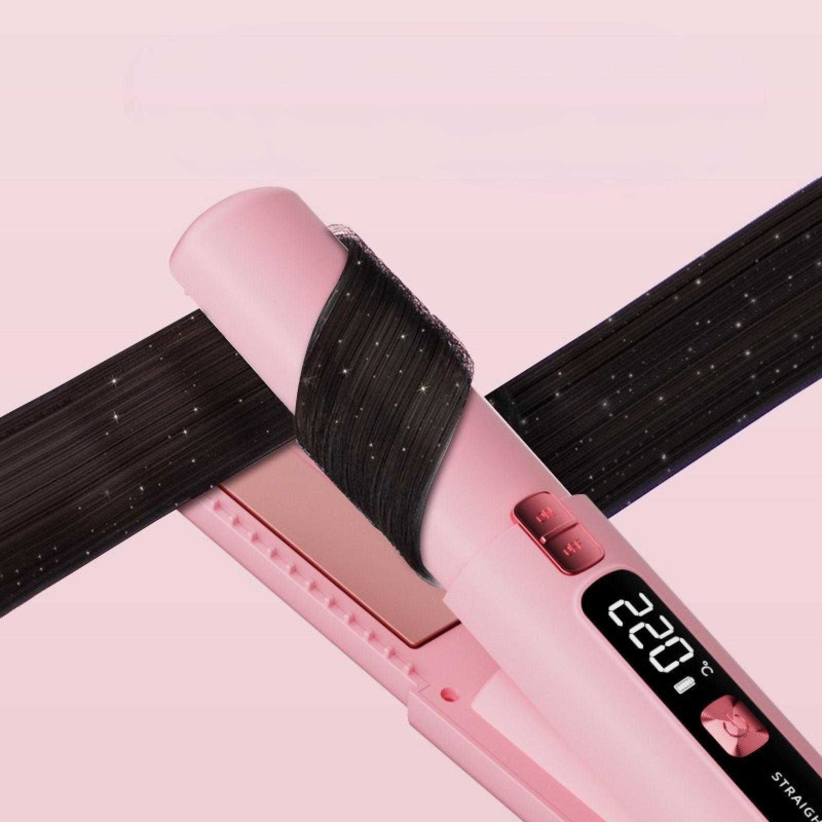 Ein rosa Haarglätter mit digitaler Anzeige von 220 Grad Celsius, mit schwarzen Haarsträhnen.