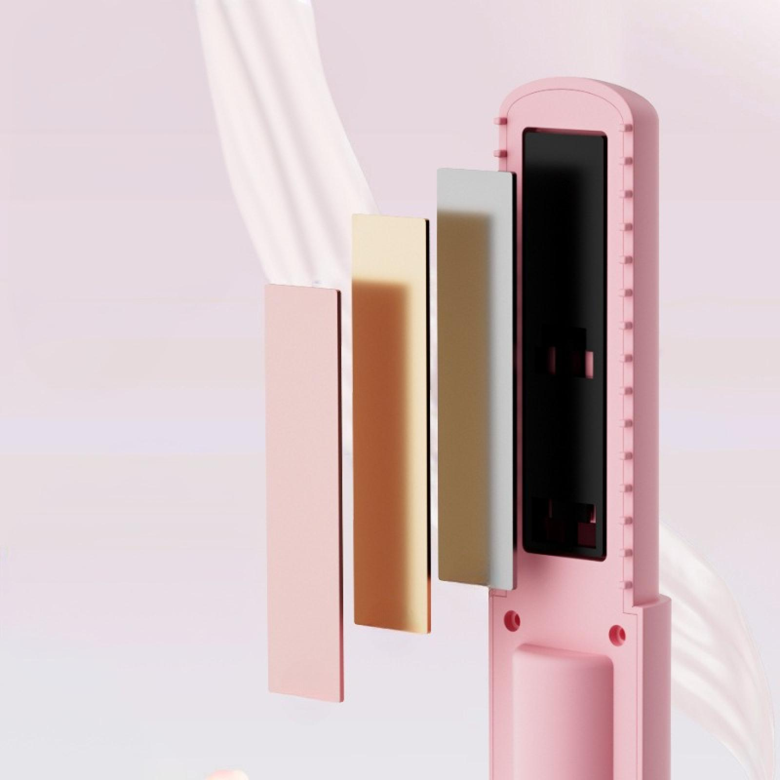 Rosa Haarglätter mit abgelösten Platten in Rosa, Gold, Silber und Schwarz. Weißer Stoffhintergrund.