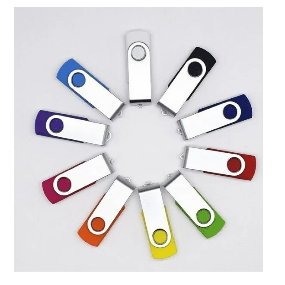 Bunte USB-Sticks in einem Kreis angeordnet. Jeder hat ein andersfarbiges Ende: blau, lila, rot, orange, gelb und grün.