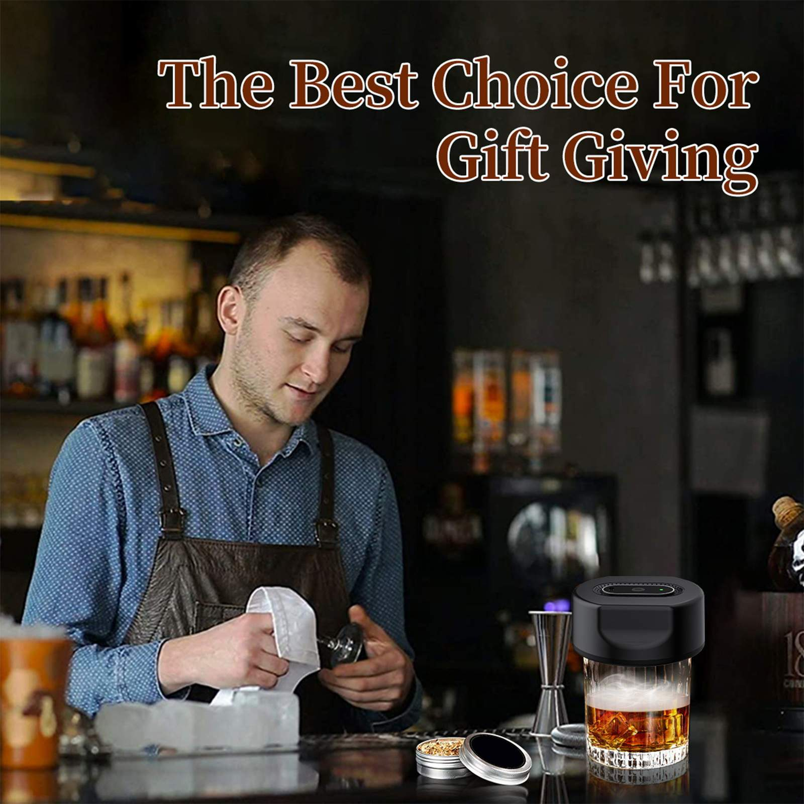 Ein Barkeeper in einer Schürze bereitet einen Drink zu. Ein Glas mit einem Rauchgerät steht auf einer Bar, mit Text, der 'Geschenk geben' lautet.