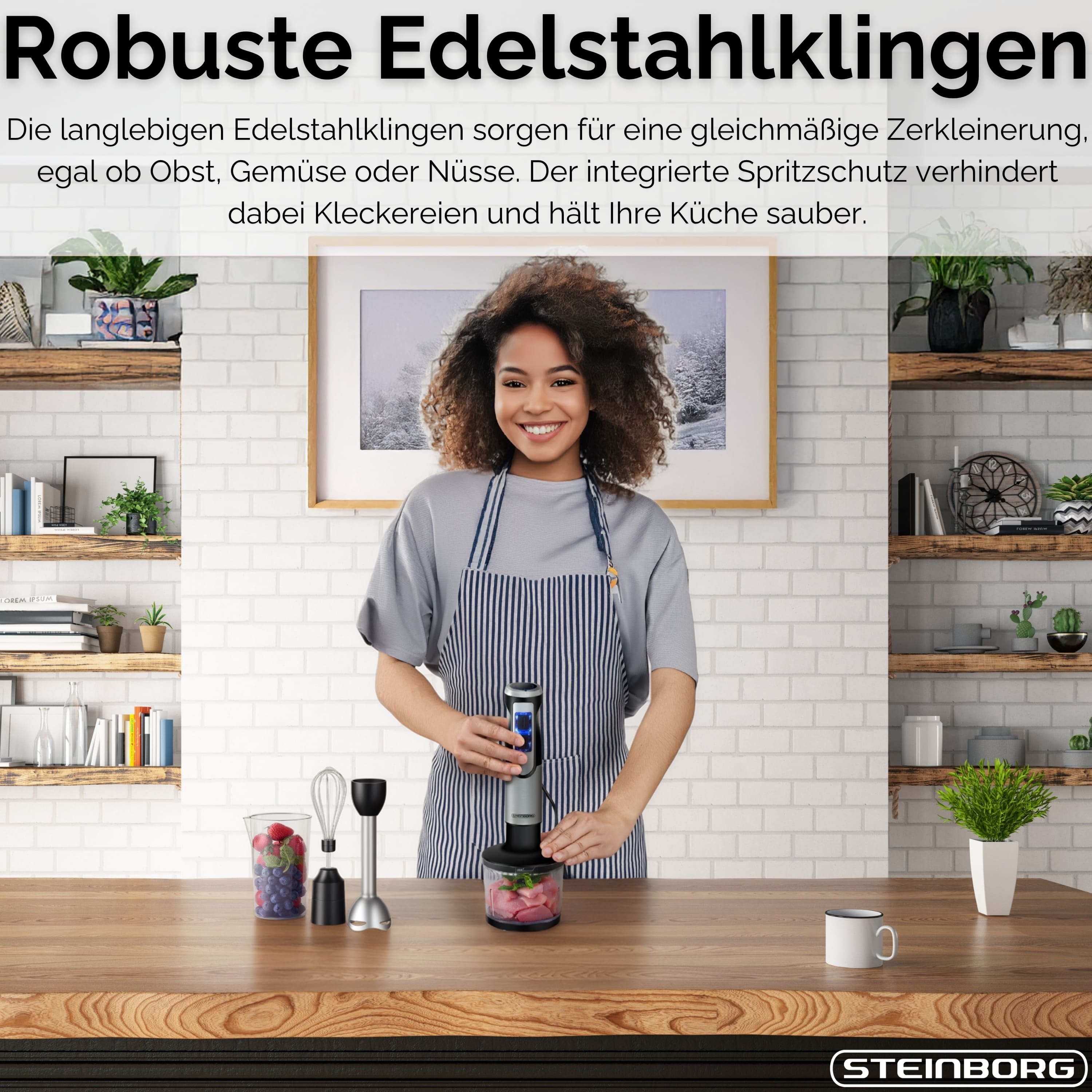 Eine Frau benutzt einen Stabmixer in einer Küche. Zutaten liegen auf einer Holztheke. Regale mit Pflanzen sind im Hintergrund.