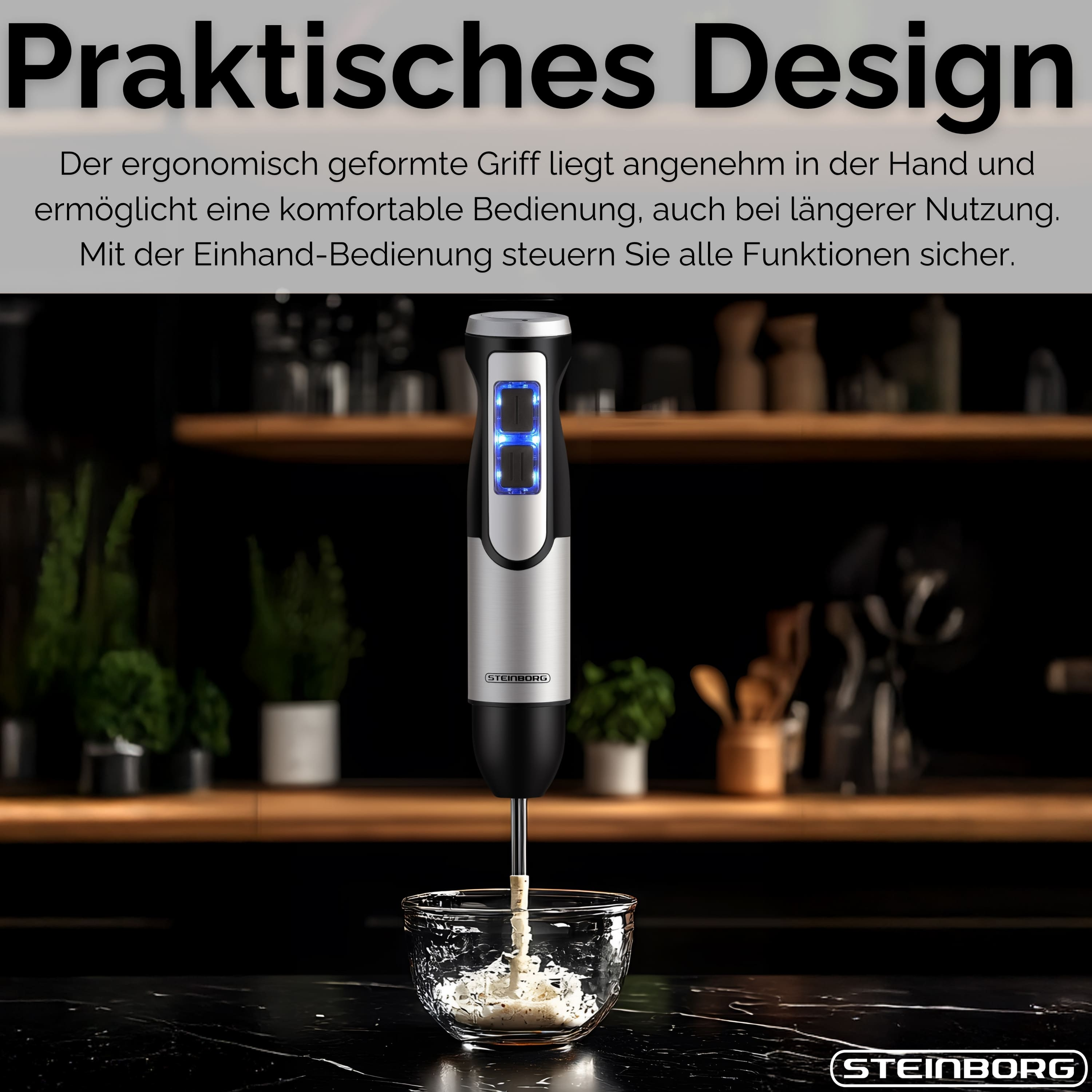 Ein Handmixer mischt Zutaten in einer Glasschüssel. Der Hintergrund umfasst Regale und Pflanzen.