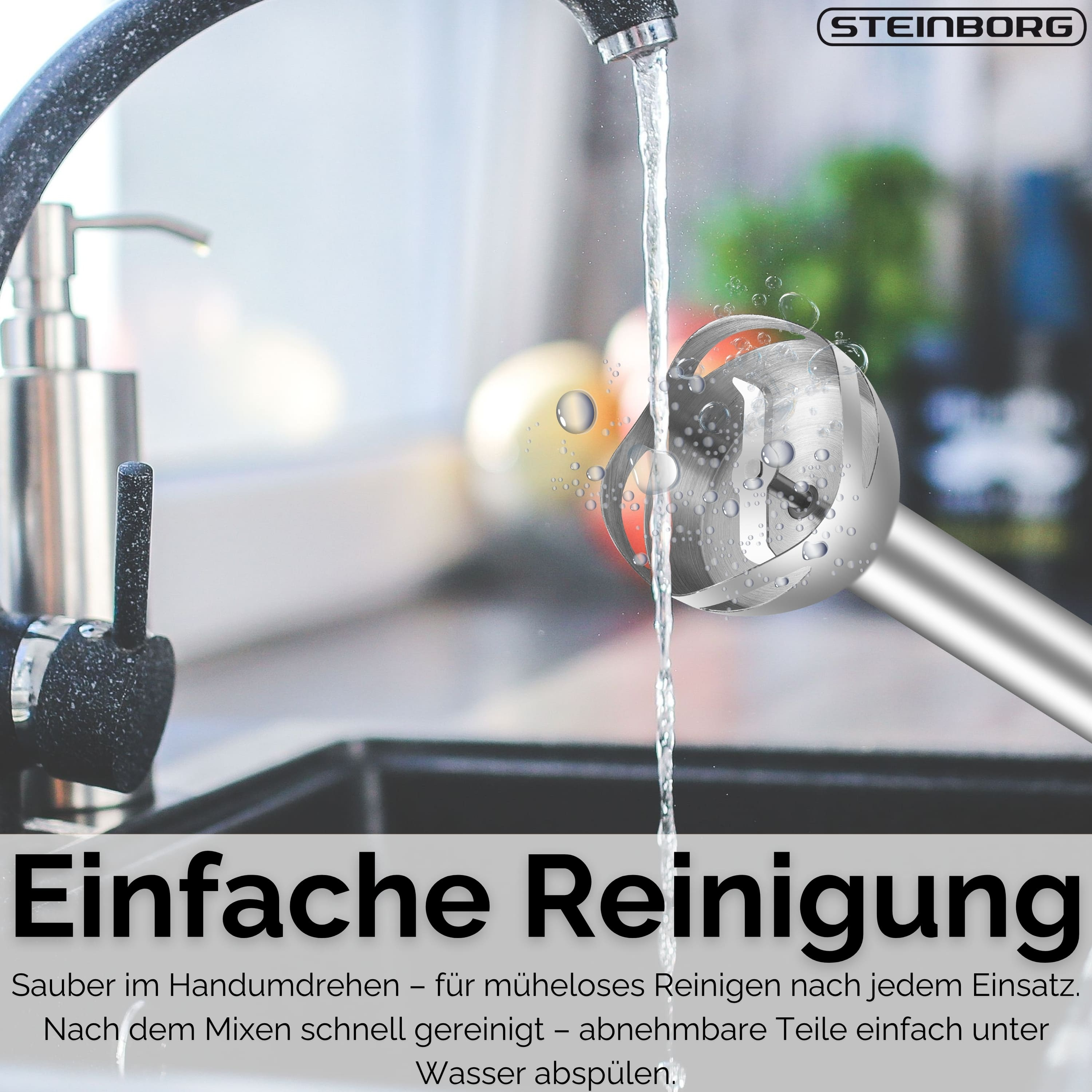 Nahaufnahme einer Küche mit Wasser, das aus einem Wasserhahn fließt, einem Mixer und Text auf Deutsch.