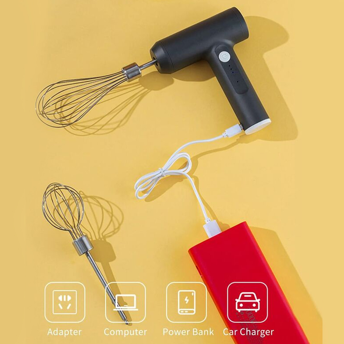 Schwarzer Handmixer mit Schneebesenaufsätzen. Über ein weißes Kabel mit einer roten Powerbank verbunden. Zusätzlicher Schneebesen und Symbole unten.
