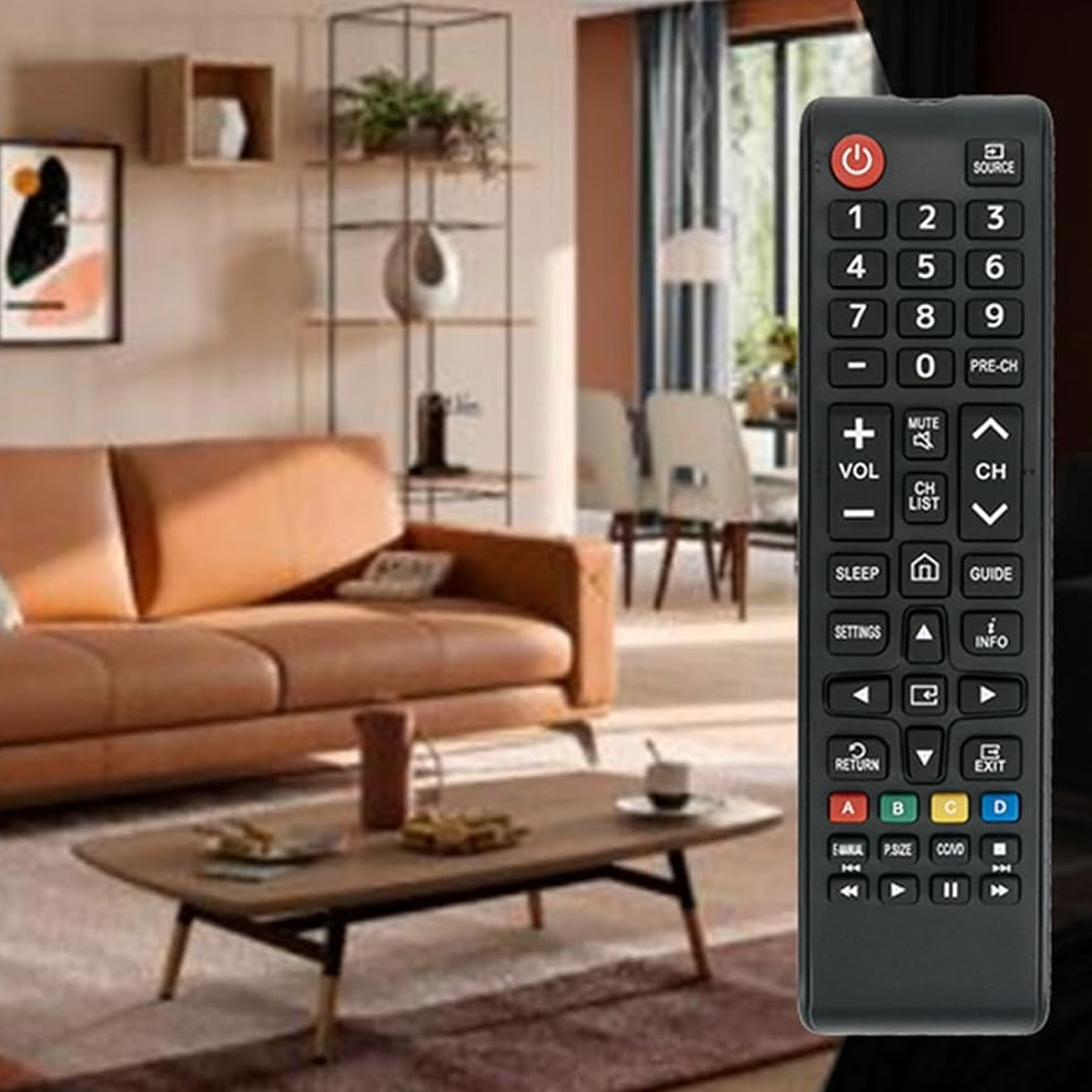 Wohnzimmerszene mit Ledersofa, Couchtisch und TV-Fernbedienung im Vordergrund. Hintergrund mit Regalen und Fenster.