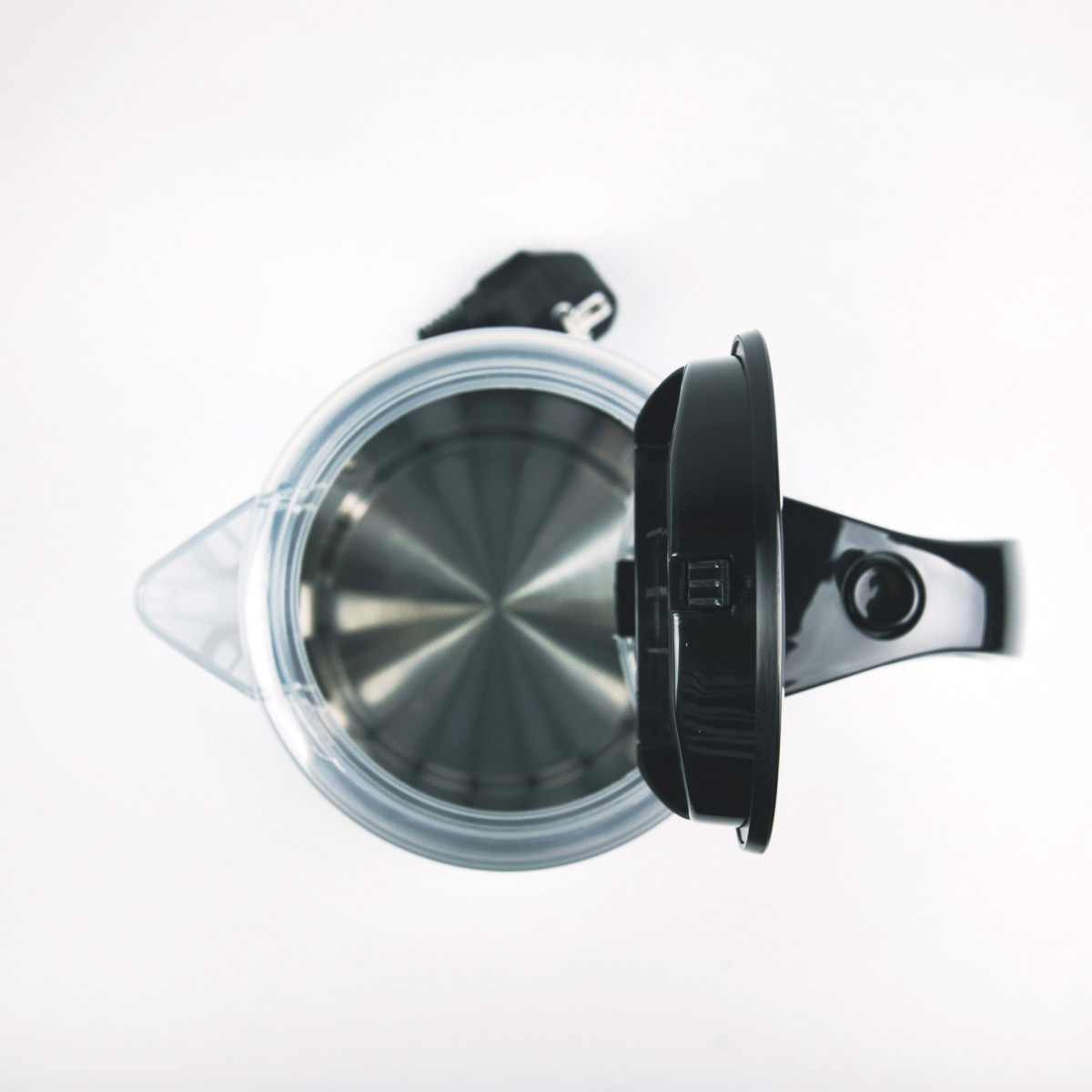 Widok z góry na częściowo otwarty czajnik elektryczny. Czarny uchwyt i pokrywa, wnętrze ze stali nierdzewnej i białe tło.