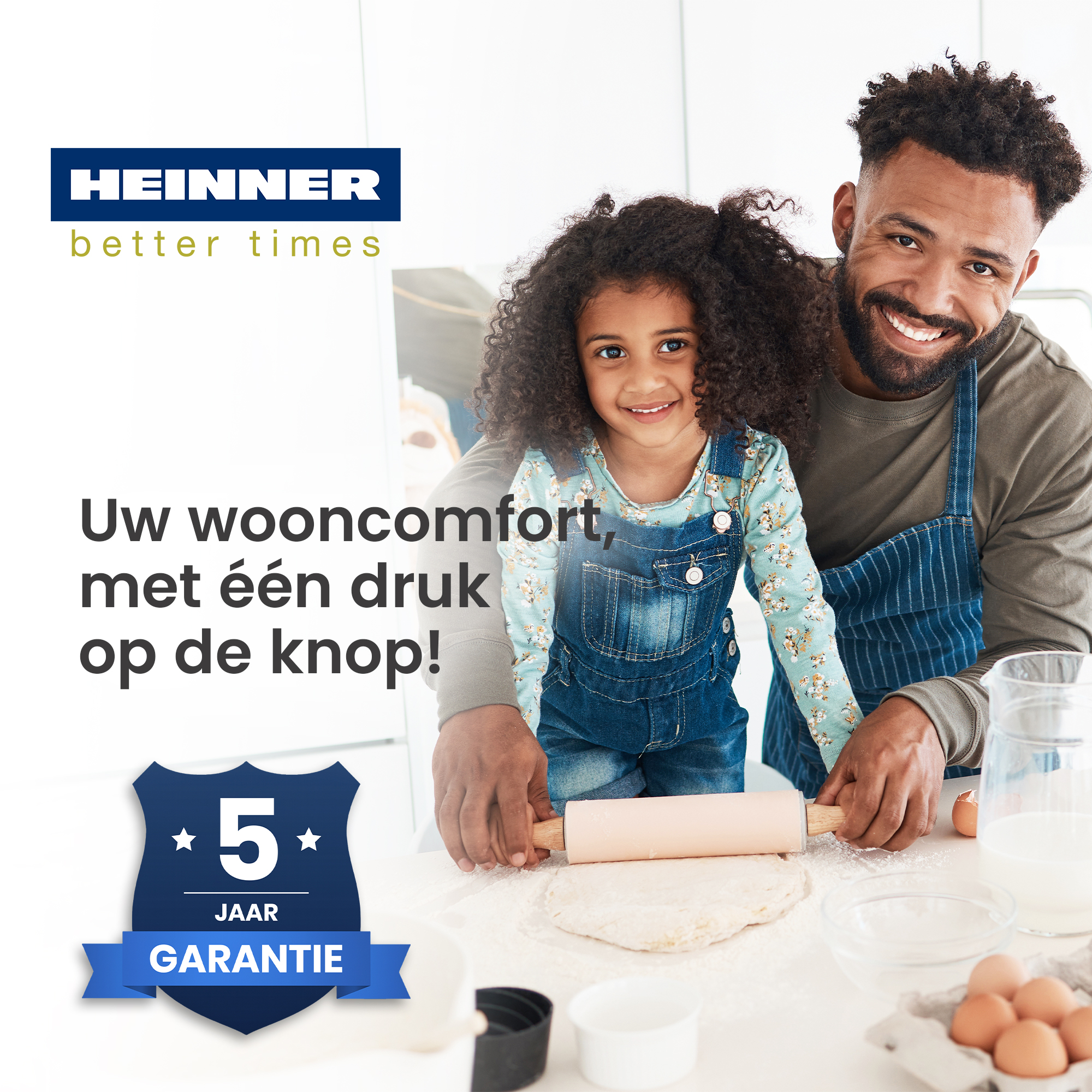 Père et fille roulant de la pâte, souriant. Le texte dit 'Uw wooncomfort, met één druk op de knop!' et '5 jaar garantie'.