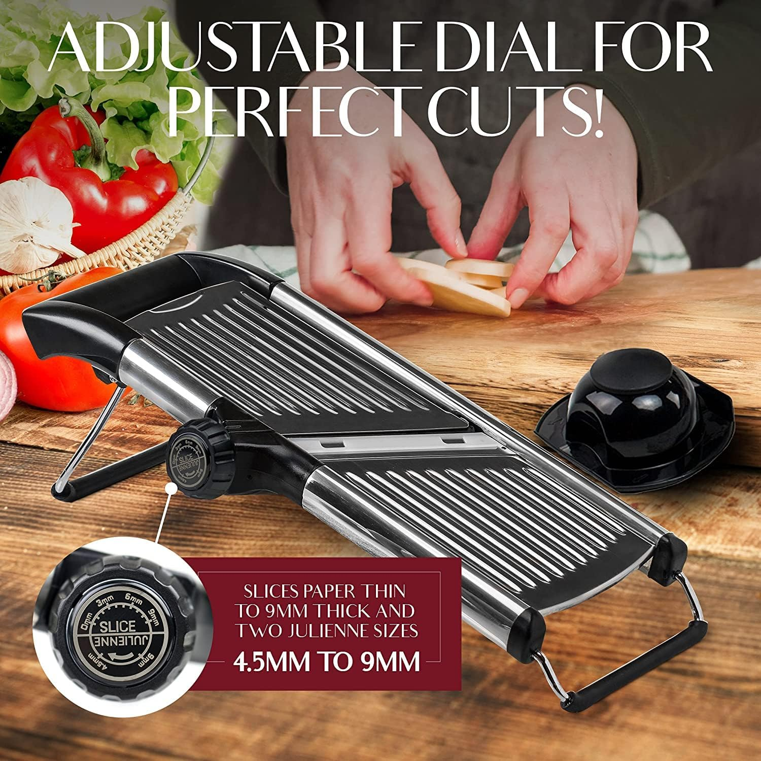 Ein Slicer mit verstellbarem Drehknopf. Hände schneiden eine Kartoffel auf einem Holzbrett. Gemüse ist im Hintergrund.
