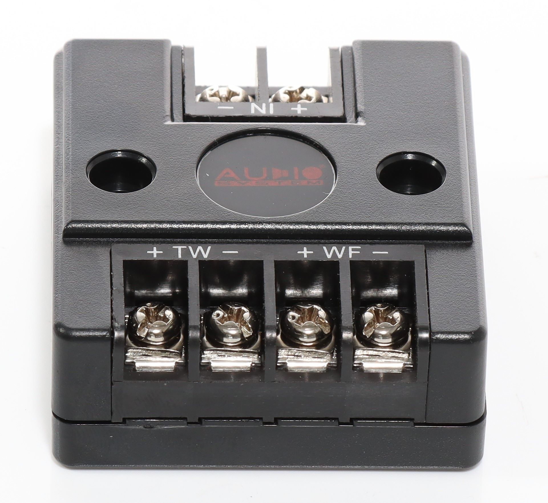 Schwarzes Audiokomponenten mit beschrifteten Anschlüssen. Hat das Logo 'AUDIO SYSTEM' und Verbindungspunkte.