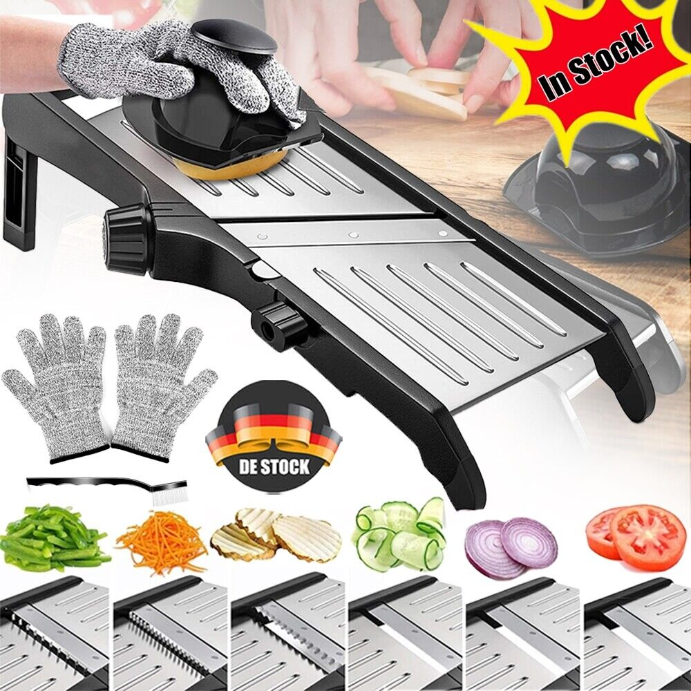 Ein Lebensmittelschneider mit Gemüse, Handschuhen und dem Etikett 'Auf Lager!'. Gezeigte Gemüse sind Gurke, Tomate, Zwiebel und Kartoffel.