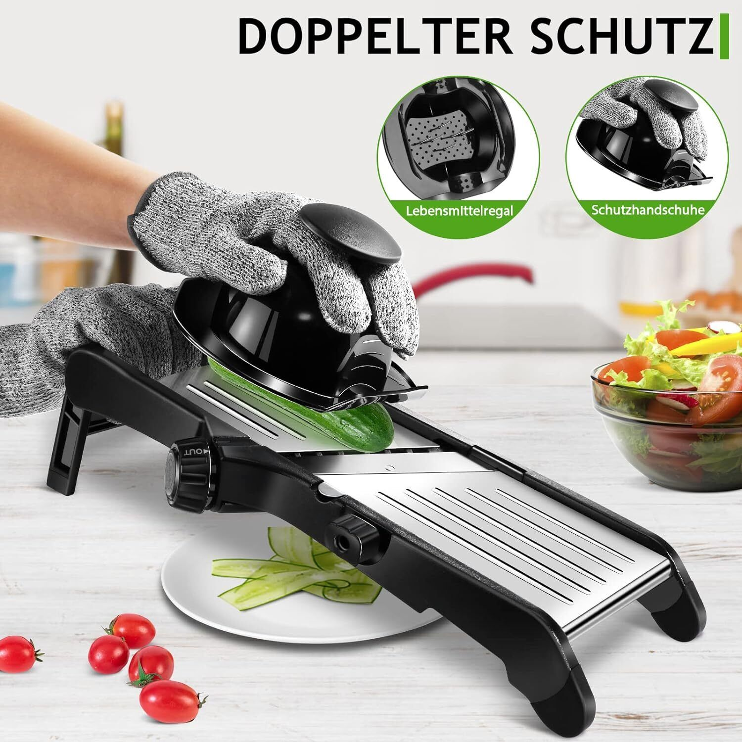 Eine Person schneidet mit einem schwarzen Mandolinenschneider eine Gurke. Sie trägt Schutzhandschuhe. Tomaten und Salat sind sichtbar.