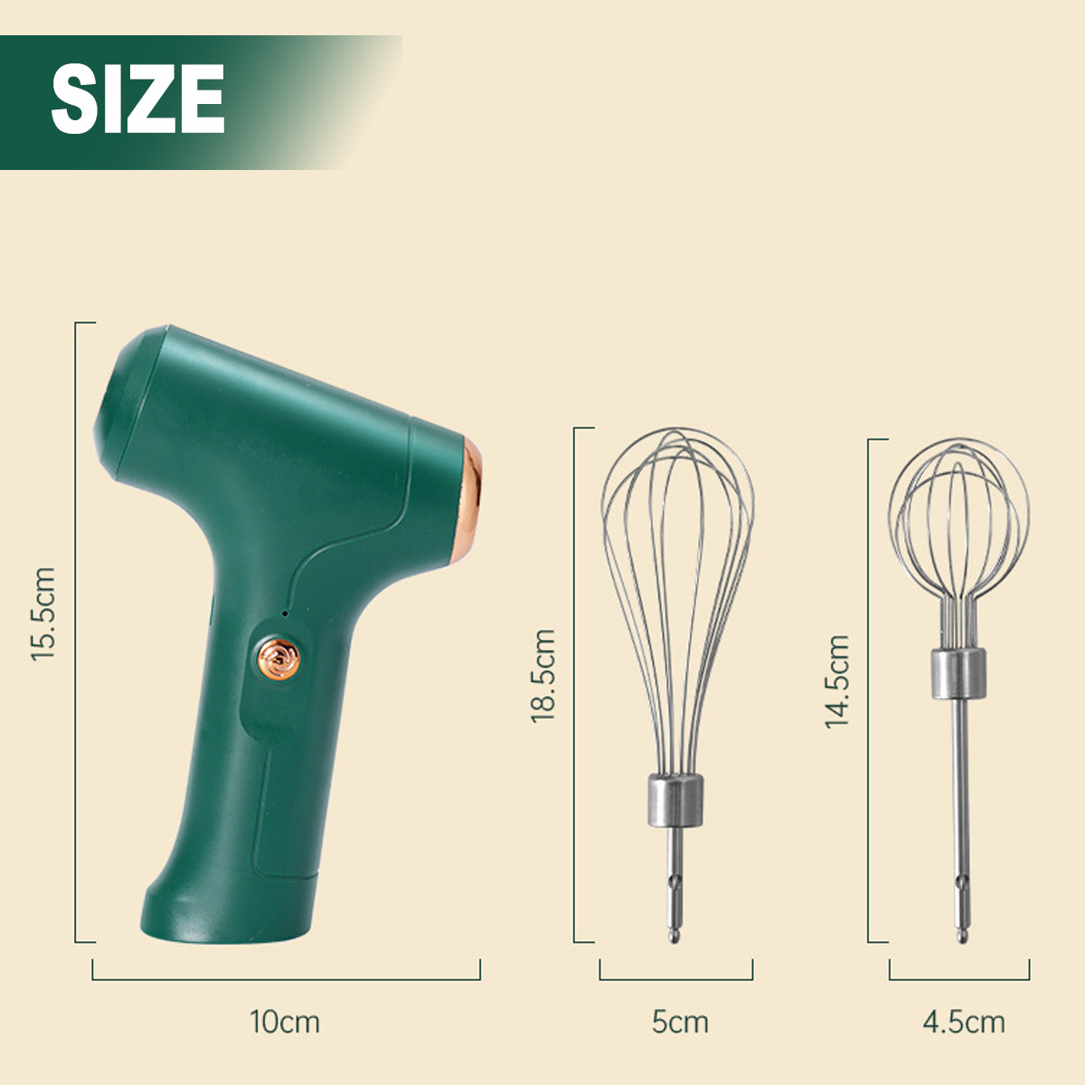 Ein grüner Handmixer mit zwei verschiedenen Schneebesen. Abmessungen sind ebenfalls im Bild dargestellt. Der Hintergrund ist cremefarben.