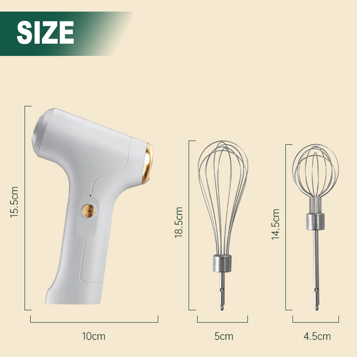 Ein weißer und goldener Handmixer mit zwei Aufsätzen. Abmessungen sind beschriftet. Der Hintergrund ist hellbeige.