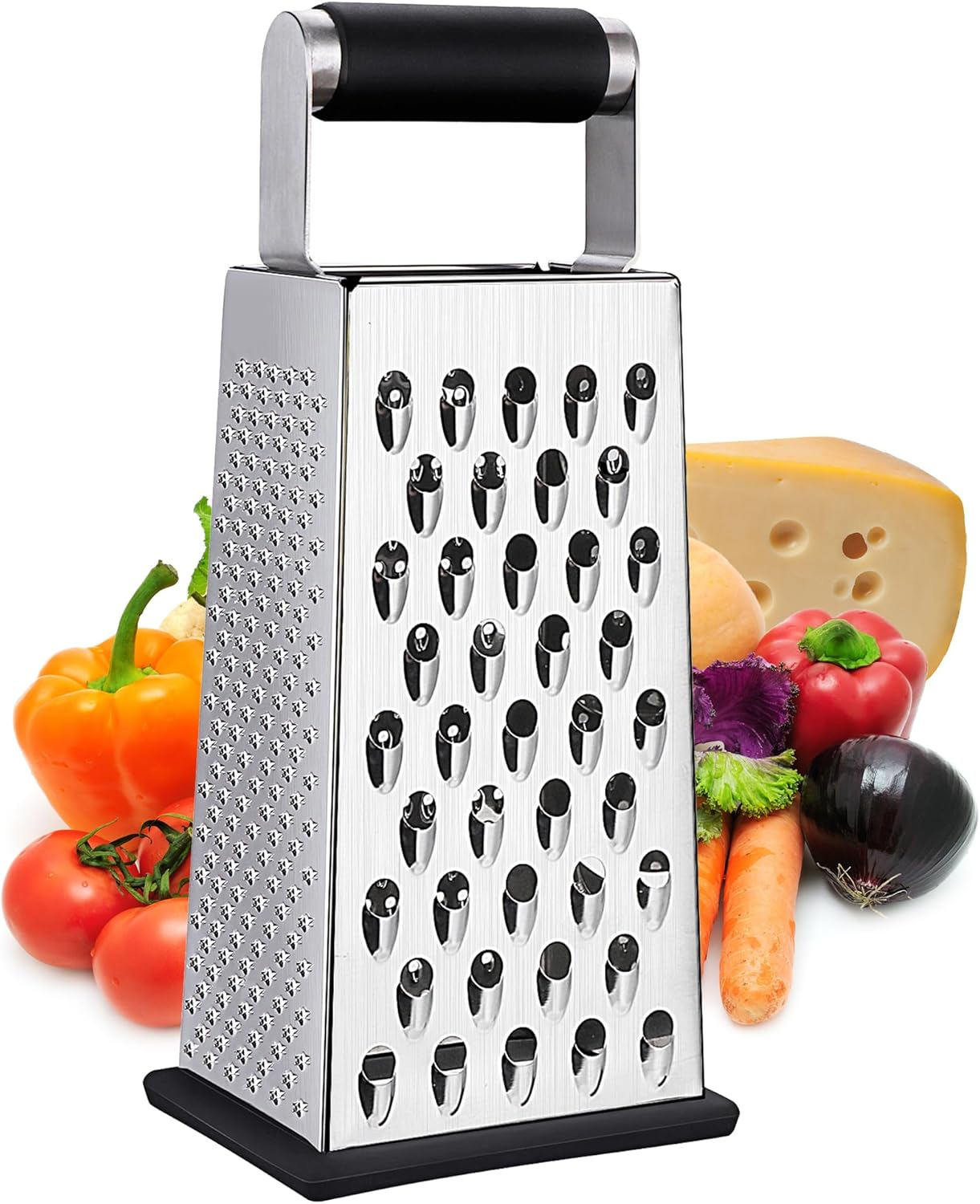 Ein Metallreibe mit schwarzem Griff und Gemüse wie Tomaten, Paprika, Karotten und Käse.