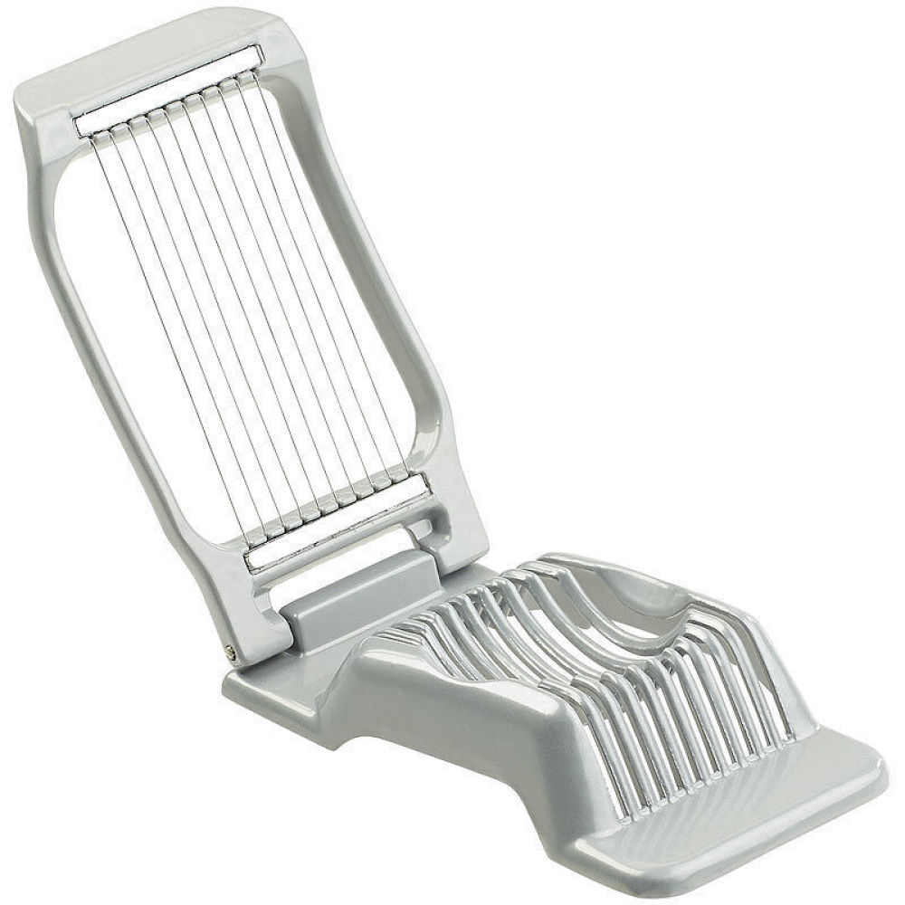 Ein grauer Eierschneider mit mehreren Drähten zum Schneiden. Er hat eine Basis zum Halten des Eies und einen Klappdeckel mit Drähten.