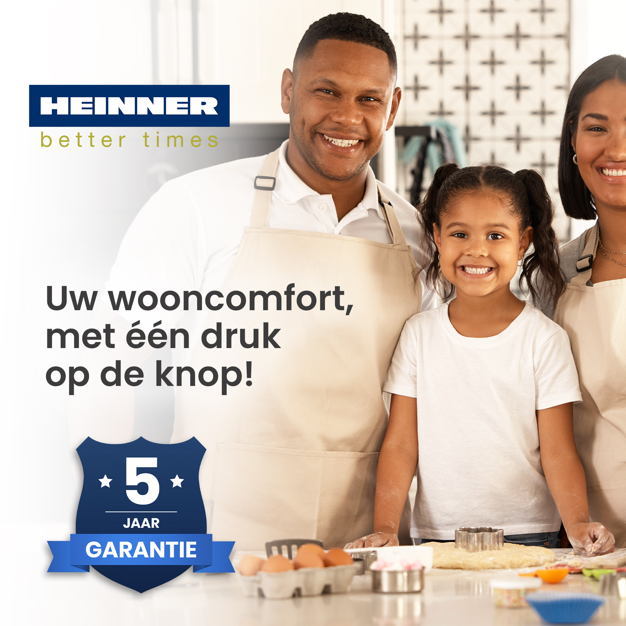 Familie backt in der Küche. Mann, Frau, Kind lächeln. Blaues Logo, weißer Text. Eier, Teig und Backutensilien.
