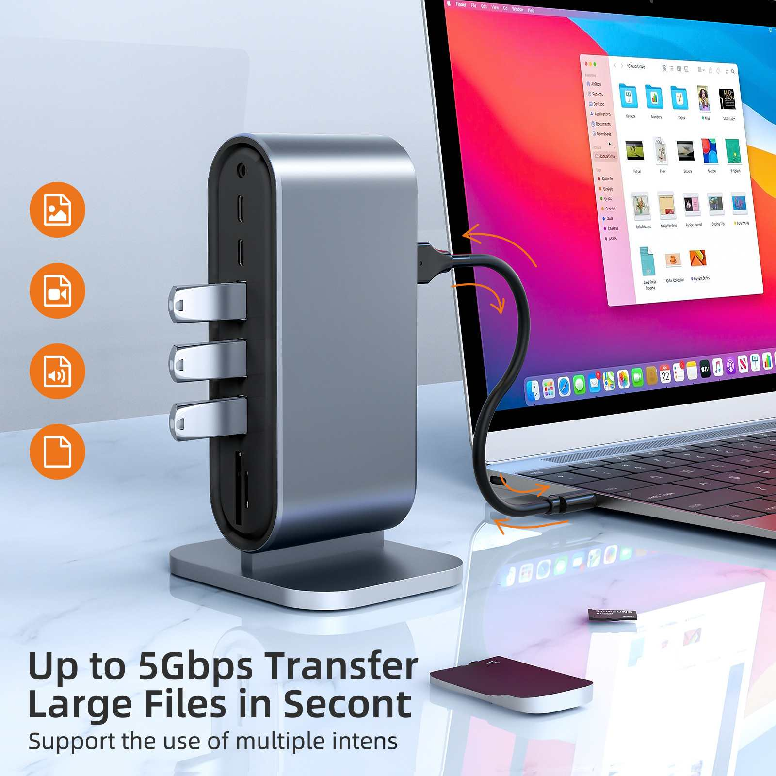 Ein silberner USB-Hub ist mit einem Laptop verbunden. Mehrere USB-Laufwerke sind eingesetzt. Eine kleine Festplatte liegt auf dem Tisch.