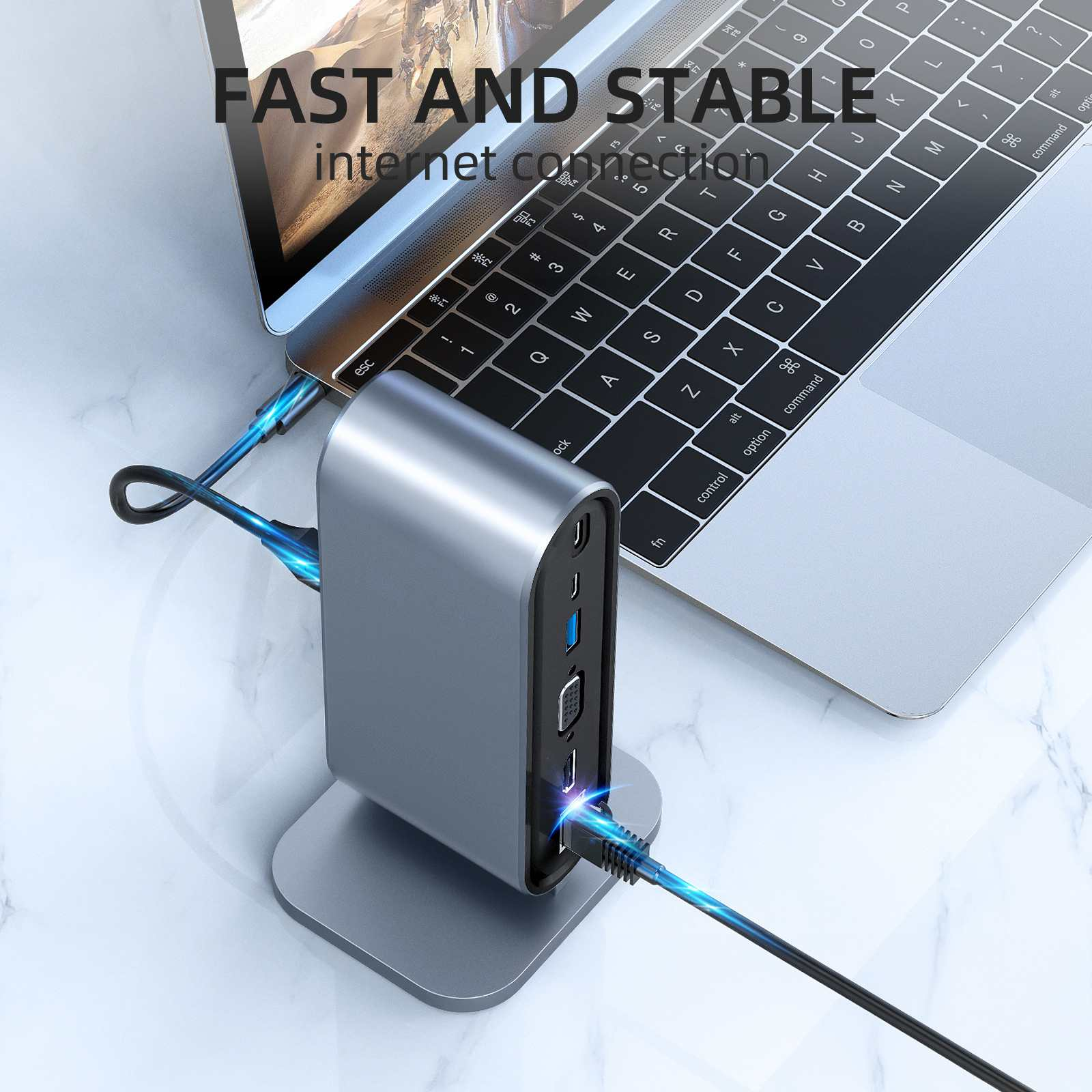Ein Laptop, der mit einem silbernen Hub mit Kabeln verbunden ist. Der Hub hat mehrere Anschlüsse. Text lautet: 'Schnelle und stabile Internetverbindung'.