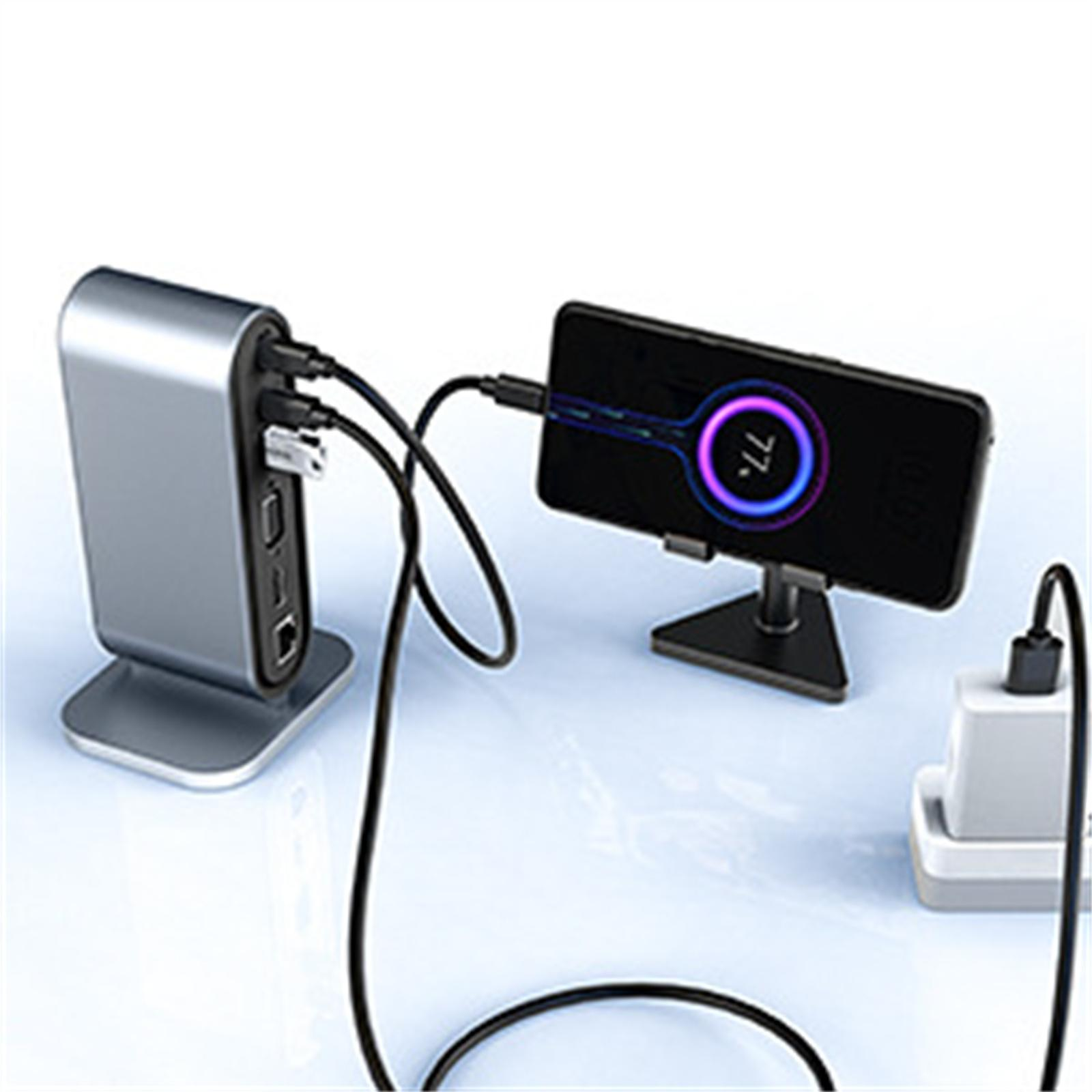 Telefon wird geladen. Telefon auf Ständer, Aufladen über USB-C. Ladestation und Adapter sichtbar. Telefon zeigt 77 % Ladung an.