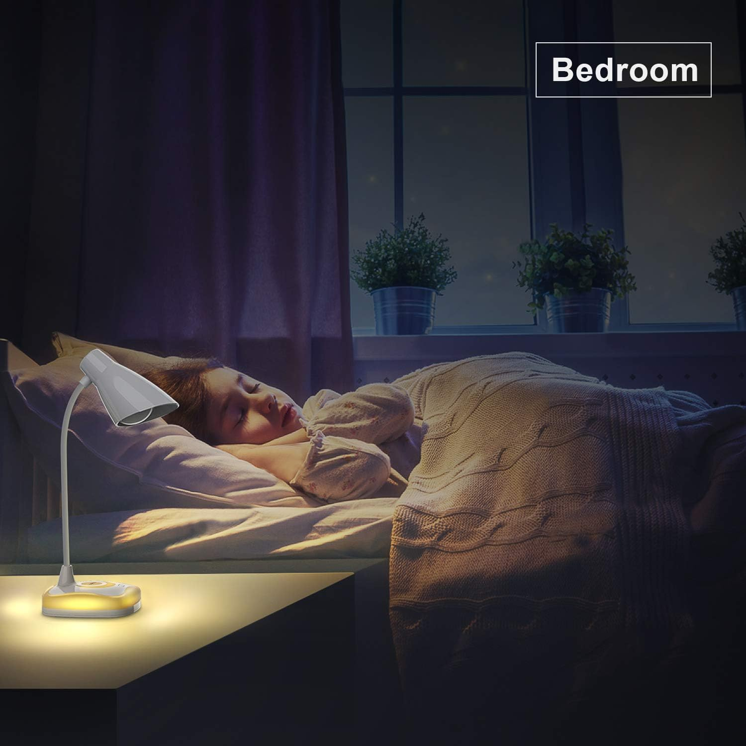 Ein Kind schläft in einem beleuchteten Schlafzimmer. Eine Lampe steht auf einem Nachttisch. Im Hintergrund ein Fenster mit Pflanzen in Töpfen.