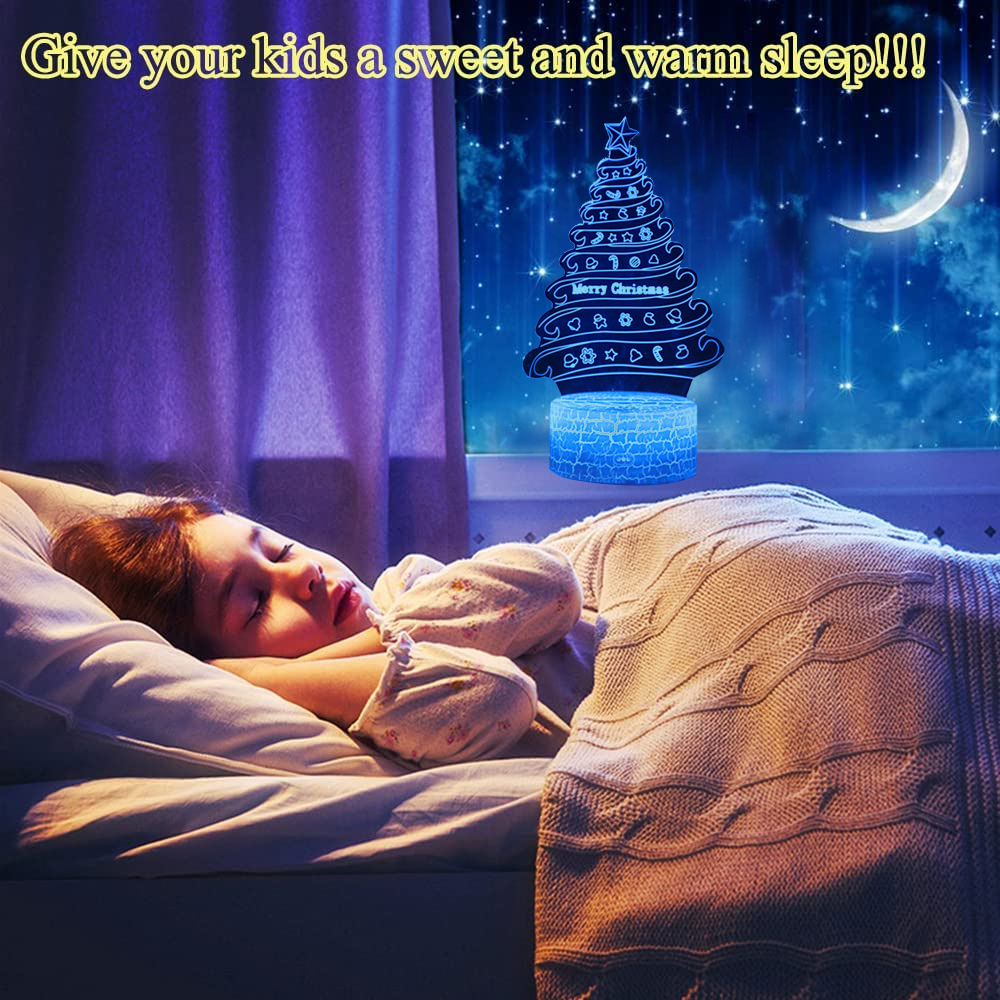 Ein schlafendes Mädchen im Bett. Ein Weihnachtsbaum-Nachtlicht leuchtet. Mond und Sterne am Fenster.
