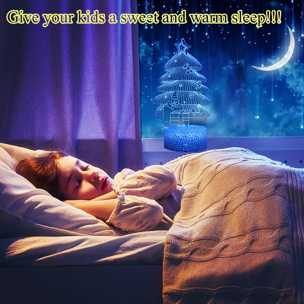 Ein Kind schläft im Bett. Ein Nachtlicht in Form eines Weihnachtsbaums leuchtet. Der Hintergrund zeigt einen Sternenhimmel und einen Halbmond.