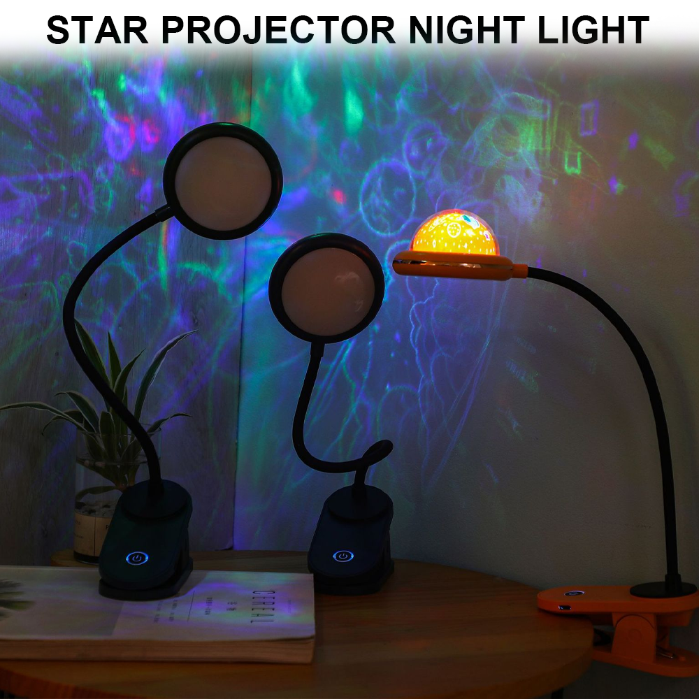 Drei Sternprojektor-Nachtlichter auf einem Holztisch. Eines hat ein rundes Licht, zwei haben eine Clipbasis. Hintergrund ist Wand mit projizierten Lichtern.