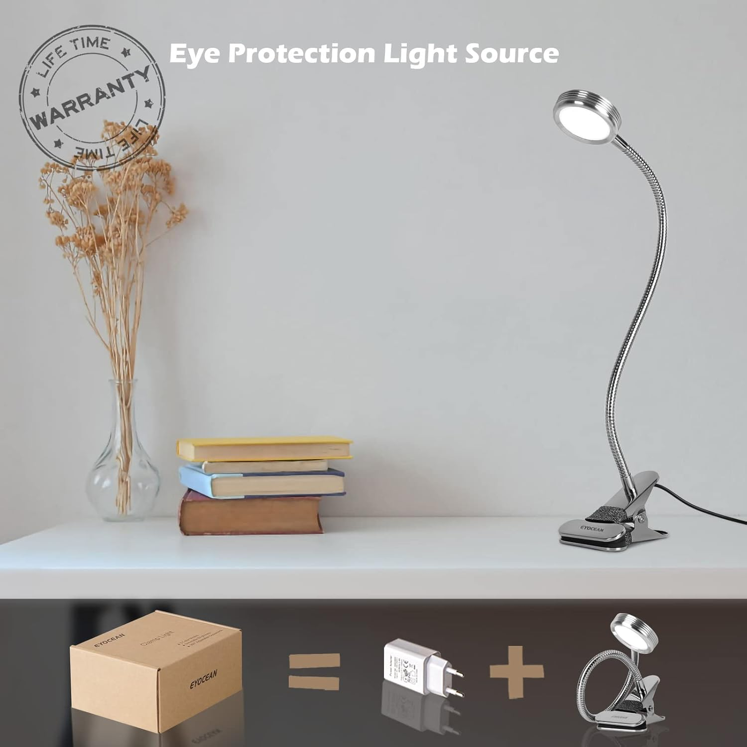 Auf einem weißen Regal steht eine Schreibtischlampe mit flexiblem Hals. Auf dem Regal befinden sich eine Box und ein Stecker.
