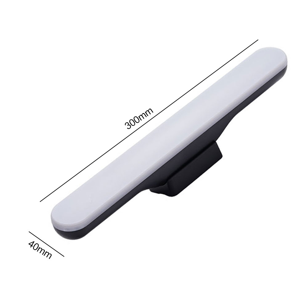Ein weißer und schwarzer LED-Lichtbalken. Die Abmessungen sind 300 mm lang und 40 mm breit. Das Licht ist abgewinkelt, mit schwarzem Sockel.