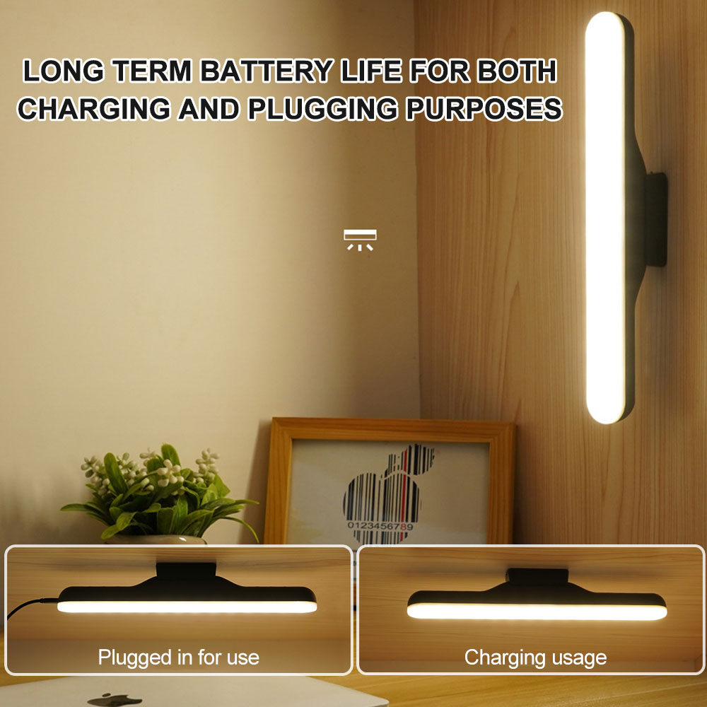 Eine leuchtende LED-Leuchte ist an Holz montiert. Auf dem Tisch stehen eine Pflanze und ein gerahmtes Bild. Der Text lautet Long Term Battery Life.
