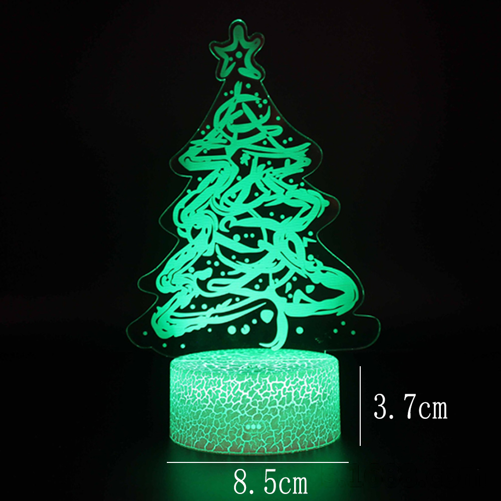 Eine grün leuchtende Christbaumlampe. Die Lampe hat einen Stern und steht auf einem Sockel mit Rissmuster vor schwarzem Hintergrund.