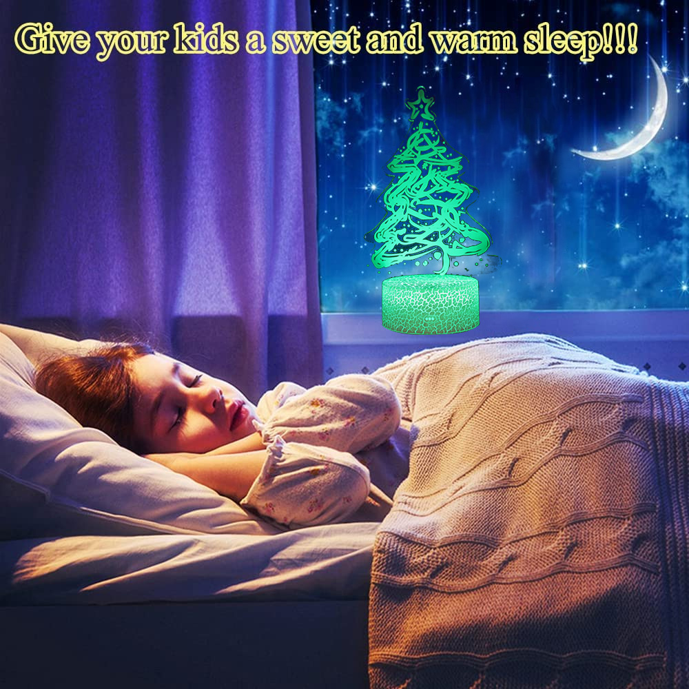 Ein schlafendes Mädchen im Bett, eine Weihnachtsbaumlampe leuchtet. Mond und Sterne sind durch ein Fenster zu sehen. Die Szene ist gemütlich und warm.