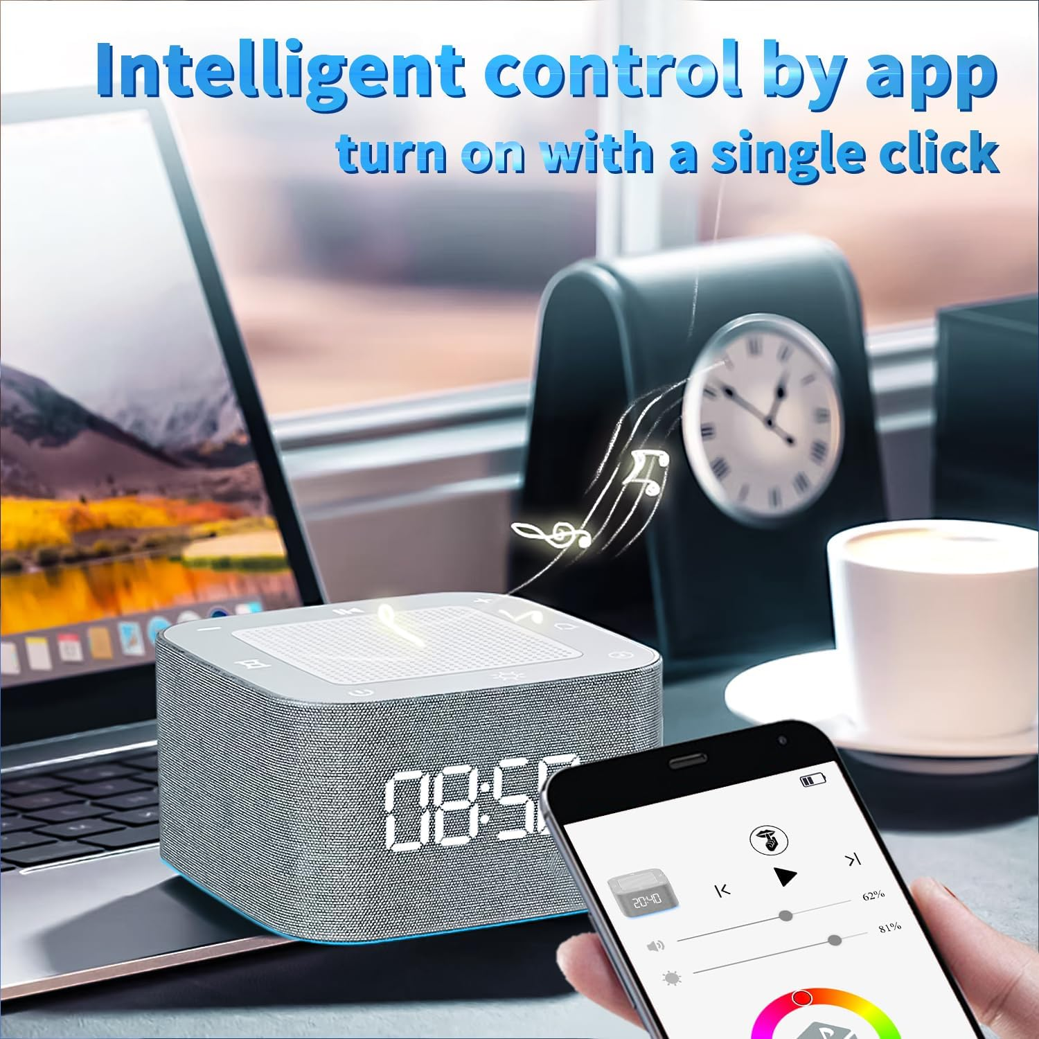 Ein intelligenter Lautsprecher zeigt 08:50 an. Ein Telefon zeigt eine App-Oberfläche. Ein Laptop, eine Uhr und eine Kaffeetasse sind ebenfalls sichtbar.