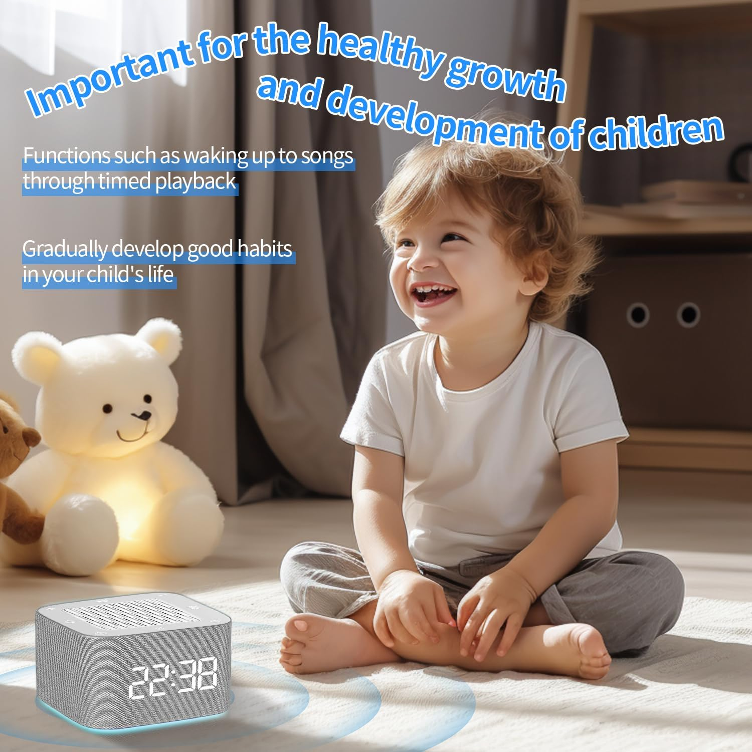 Ein lächelndes Kind sitzt neben einem Teddybären und einem Lautsprecher mit der Anzeige 22:38. Text wirbt für gesunde kindliche Entwicklung.